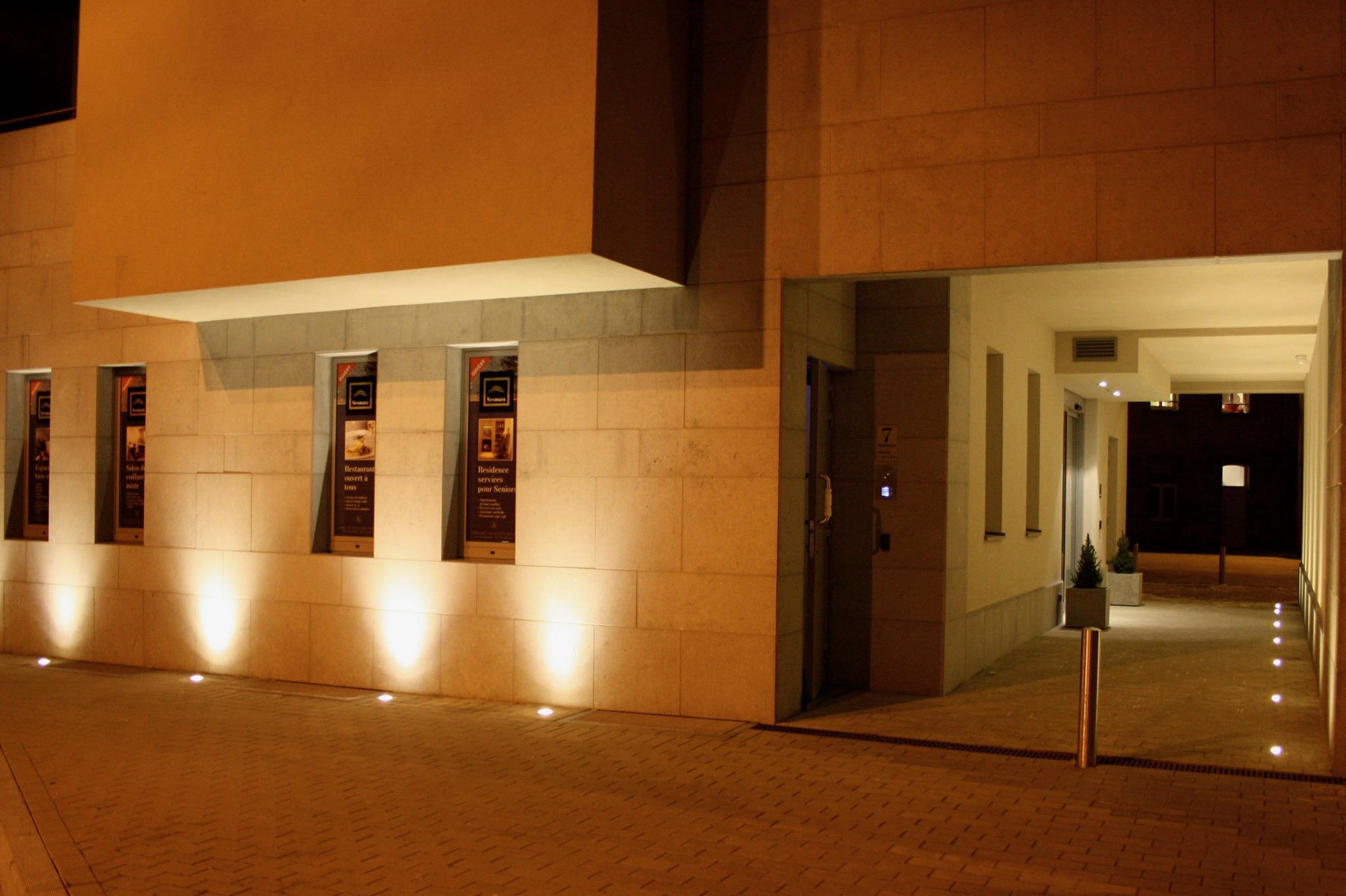 image of jewelry store entrance