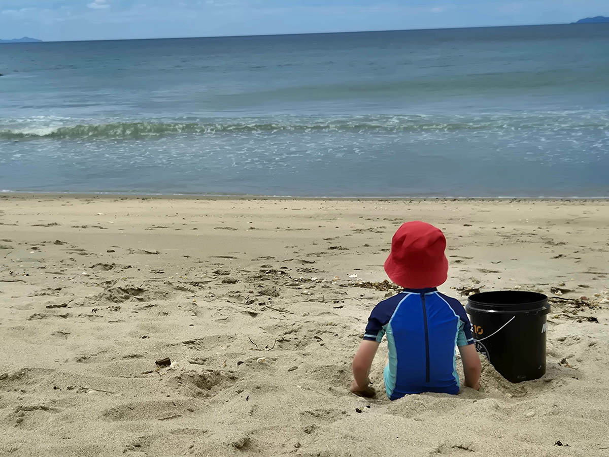 Website 404. Boy at beach with bucket