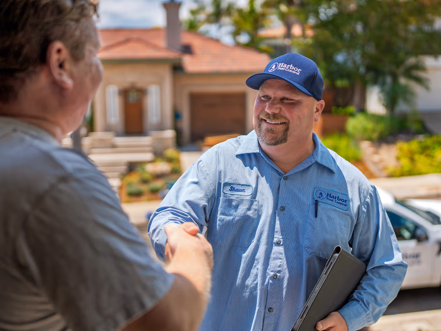 pest pro discussing termite re-treatment warranty