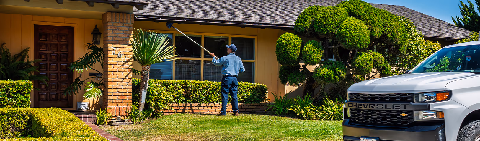 san diego pest control pro treating home