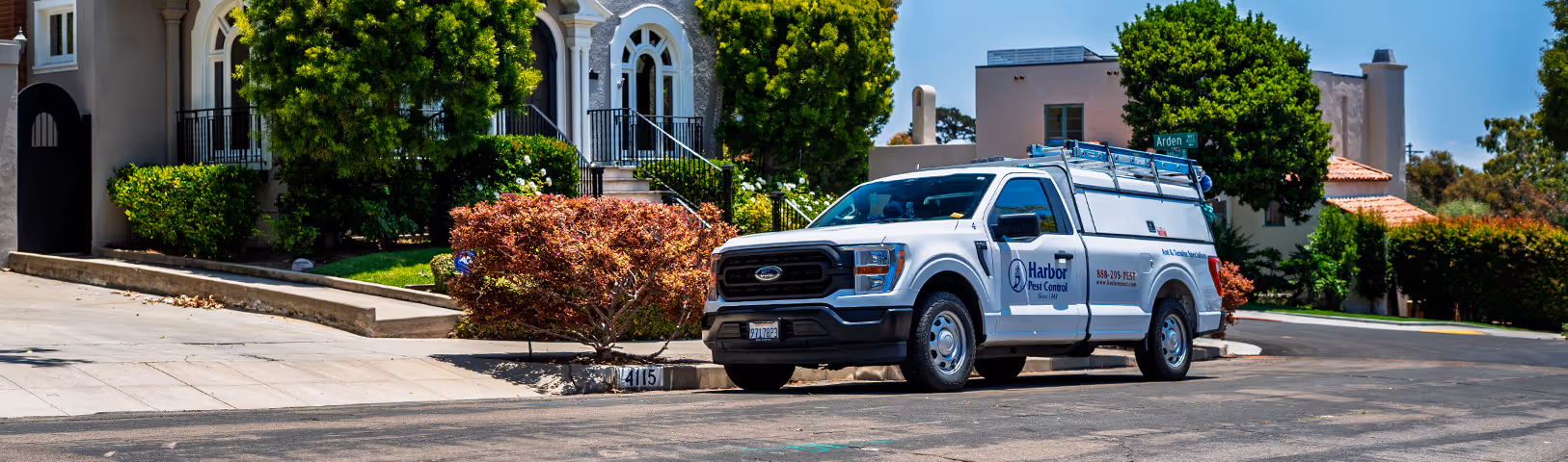 harbor pest control truck outside customer's home
