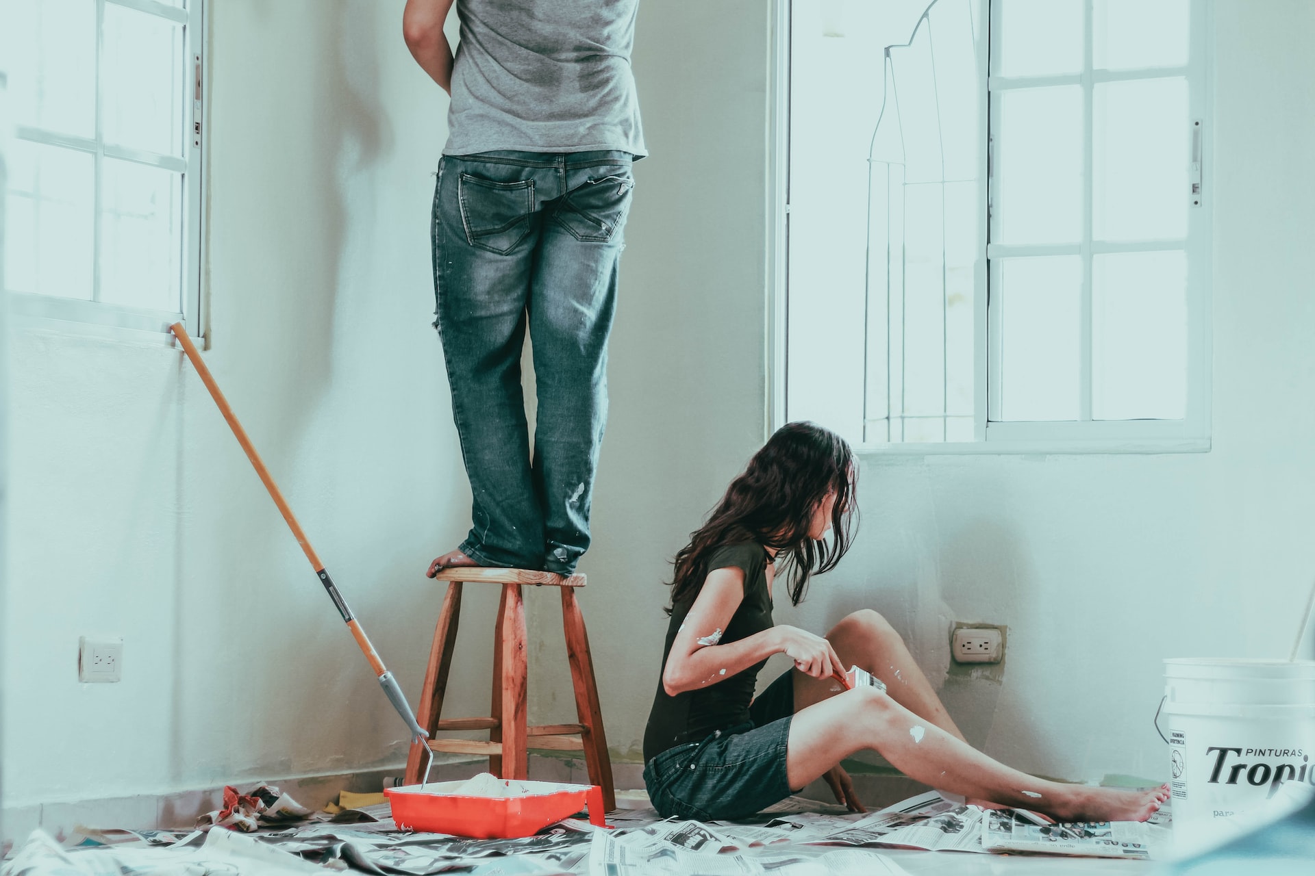 Ein Paar sitzt in einer Wohnung und renoviert