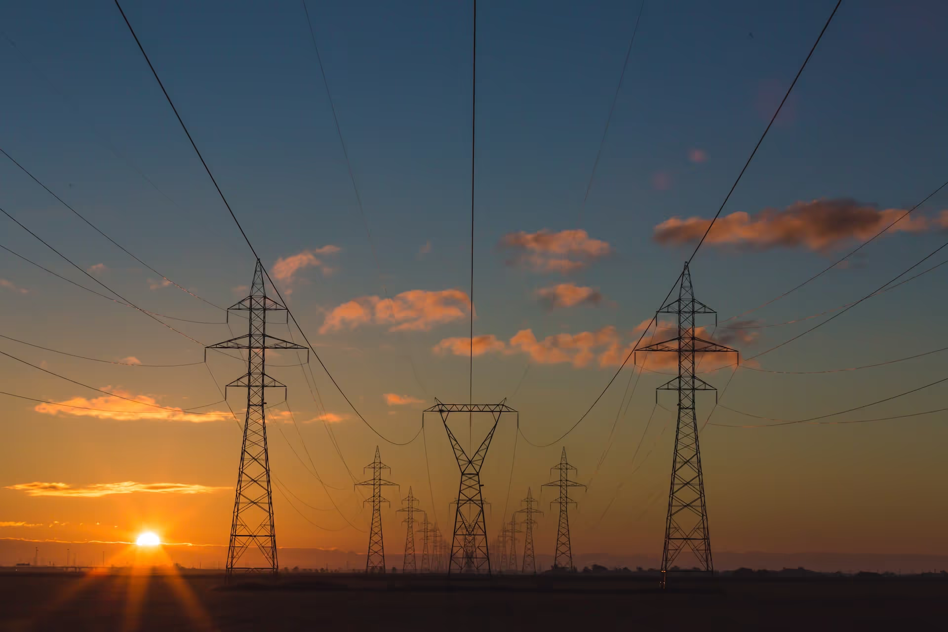 Drähte und Übertragungsmasten eines Energienetzes