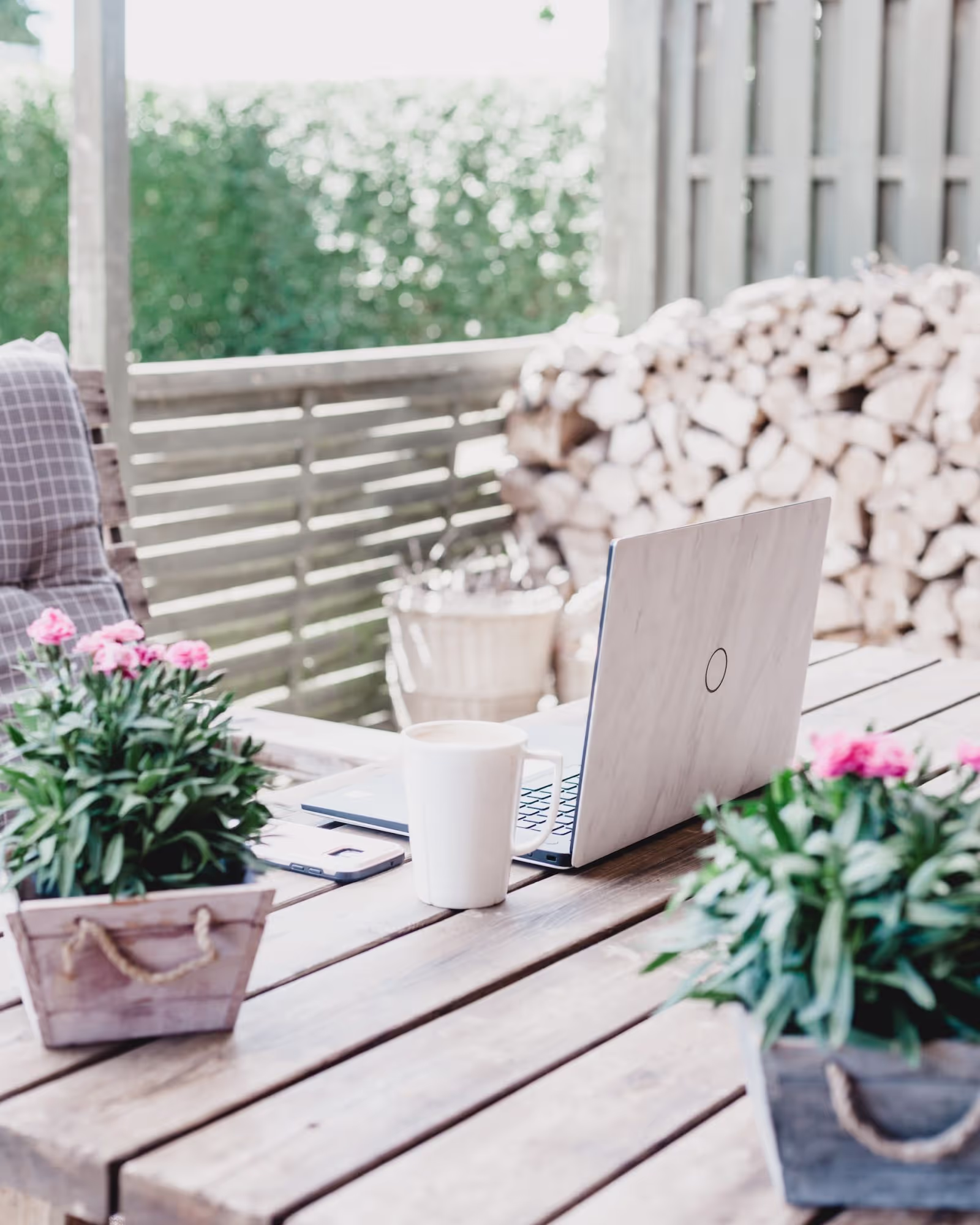 Eine Veranda mit einem Laptop darauf