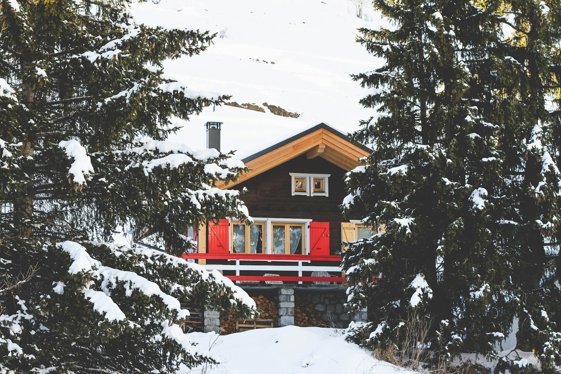 Ein schneebedecktes Holzchalet