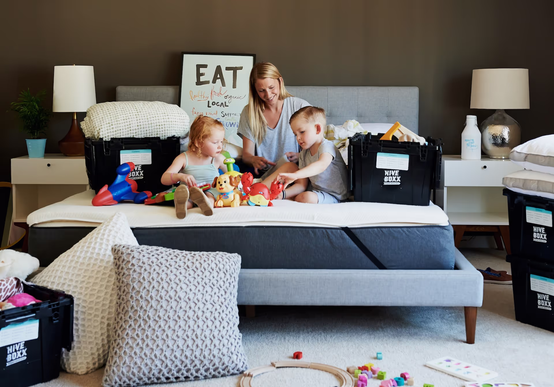 Frau und Kinder packen Kartons