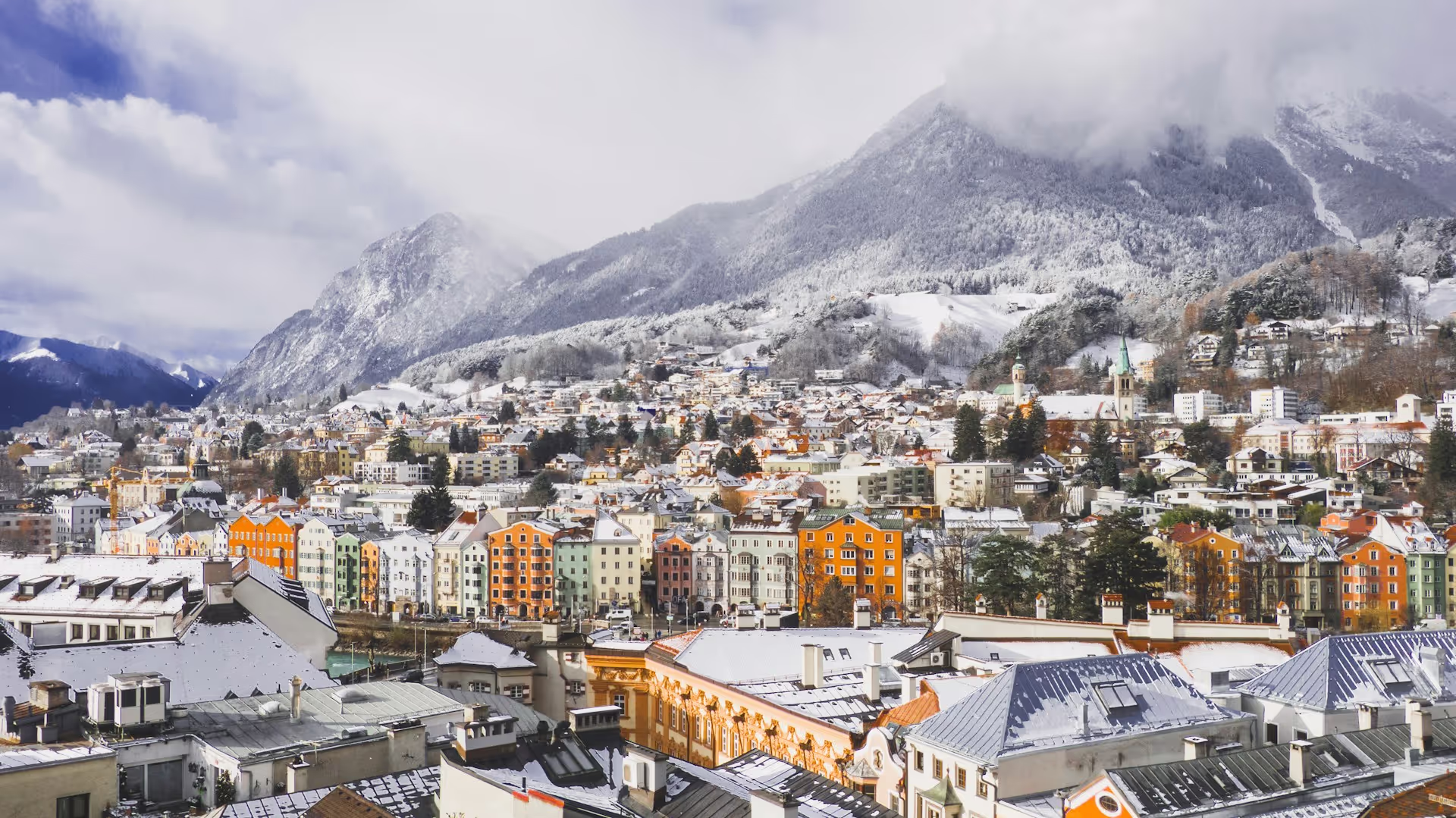 Stadt neben dem Gebirge im Winter