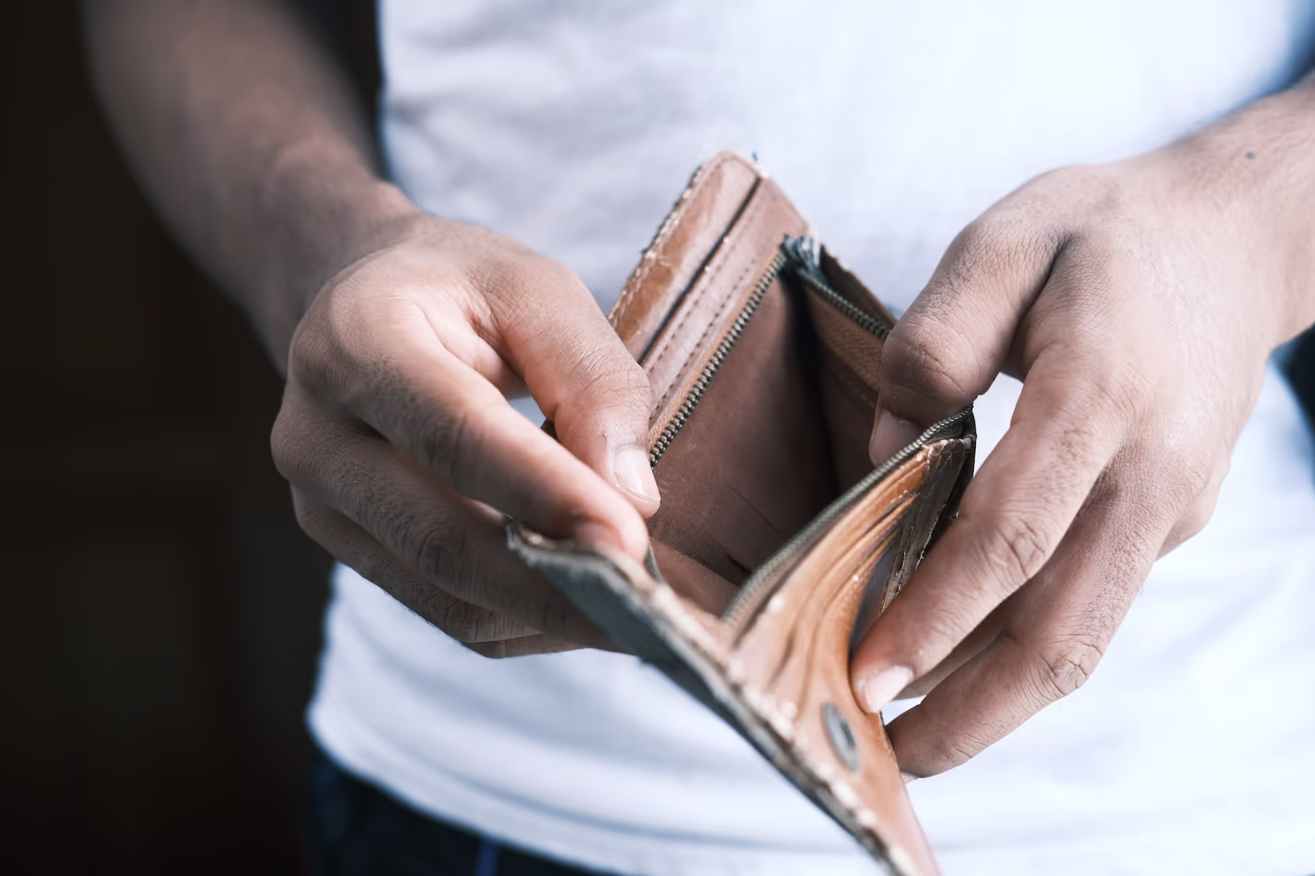 Person mit leerer Brieftasche