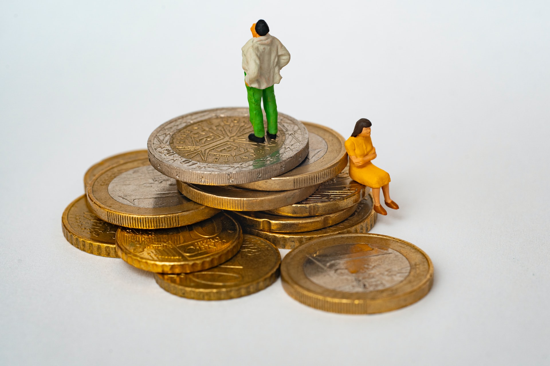 Grüne und weiße menschliche Figuren mit Geldmünzen