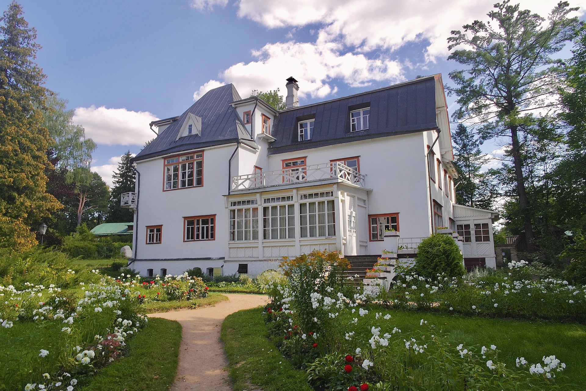 Ein weißes Haus im Grünen