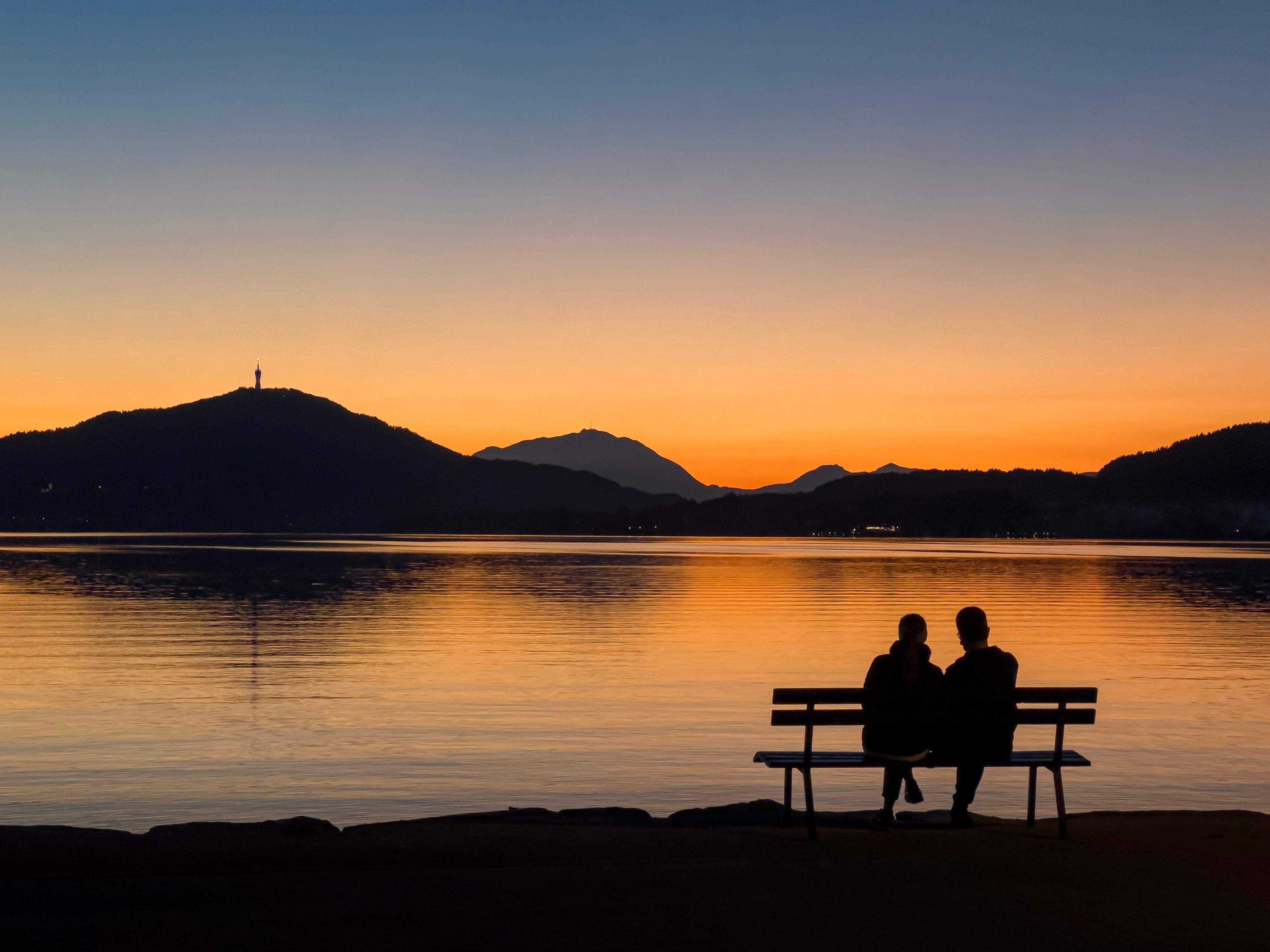 Ein romantisches Pärchen in der Abendsonne am Wörthersee bei Klagenfurth / Kärnten