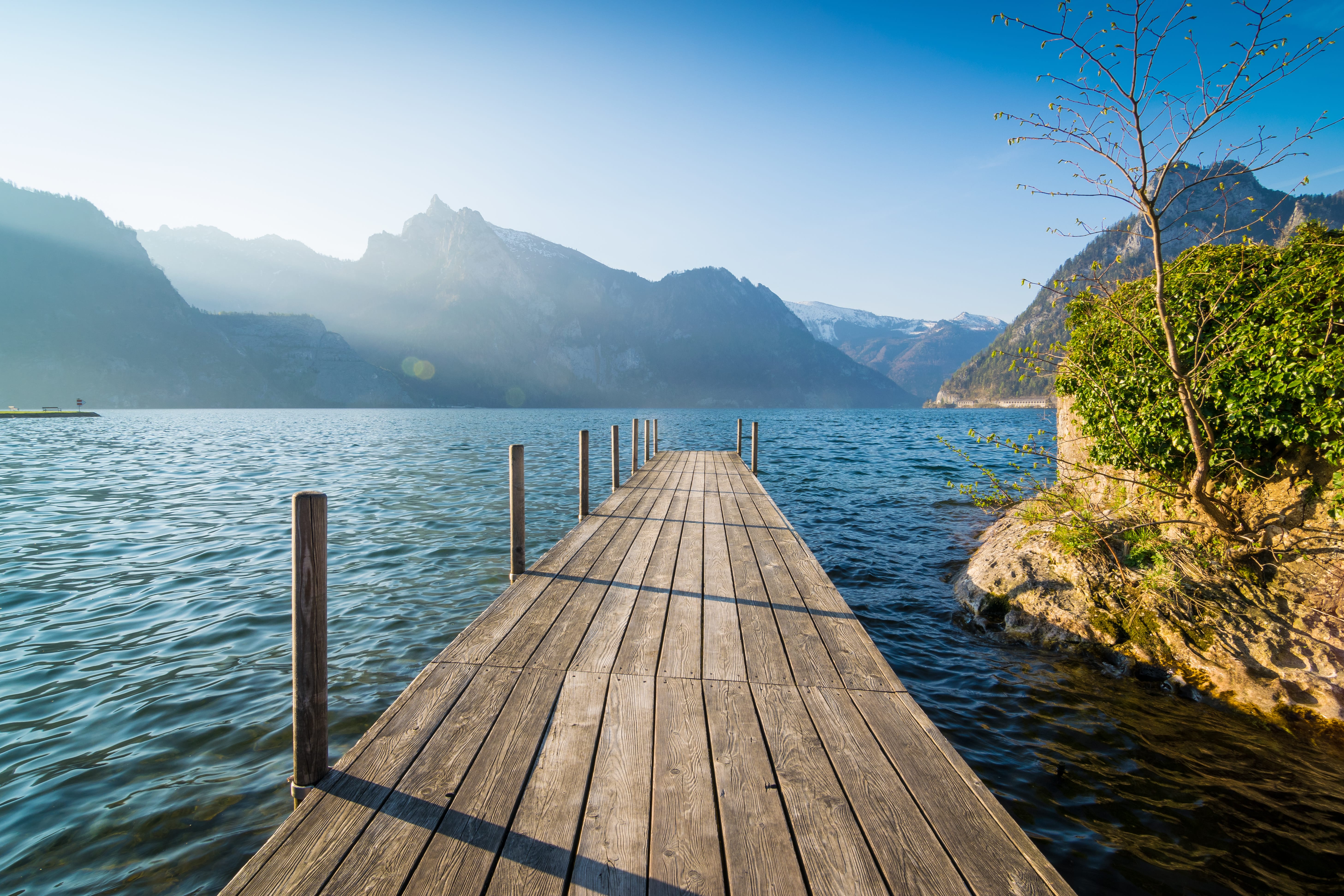 Steg am See in den Bergen - Traunsee in Österreich