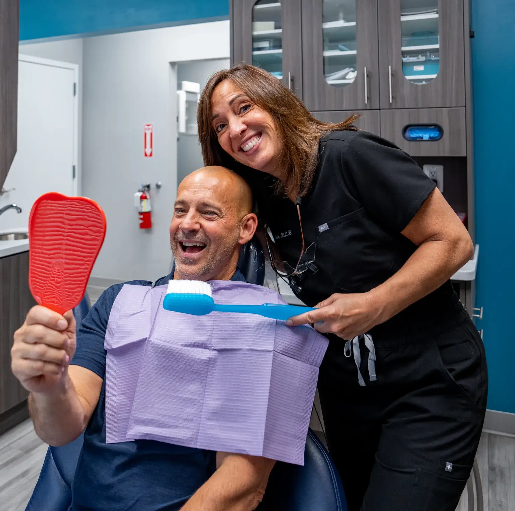 A dental scan displayed on a screen shows a 3D image of human teeth.