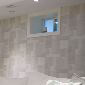 Geometric Pearlescent Wallpaper in Modern Living Room.