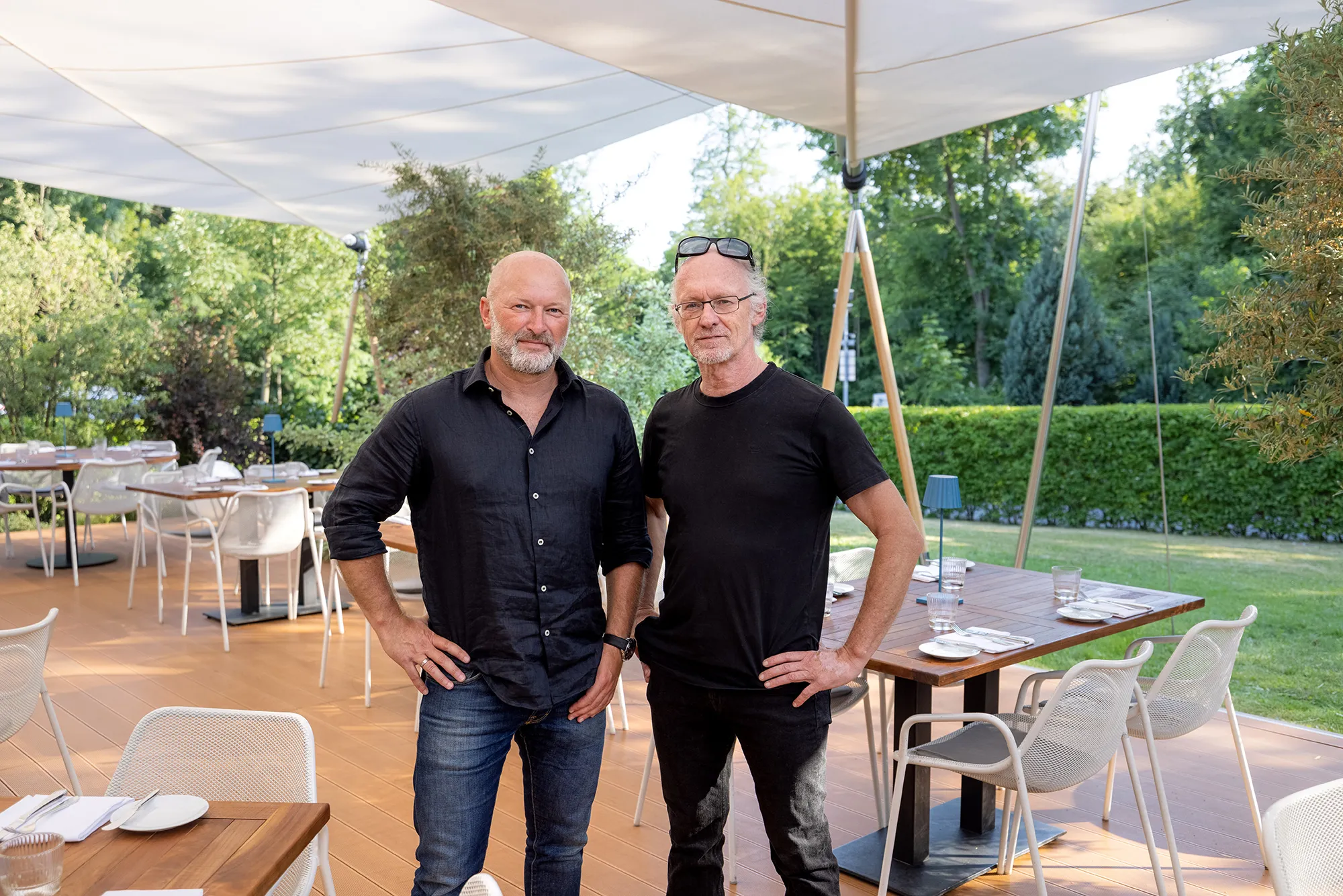 Mag. Gerald Wurz und Geschäftsführer der SunSquare Shading Solutions GmbH Robert Kautzky im Chalet Moeller - unter SunSquare Sonnensegeln.