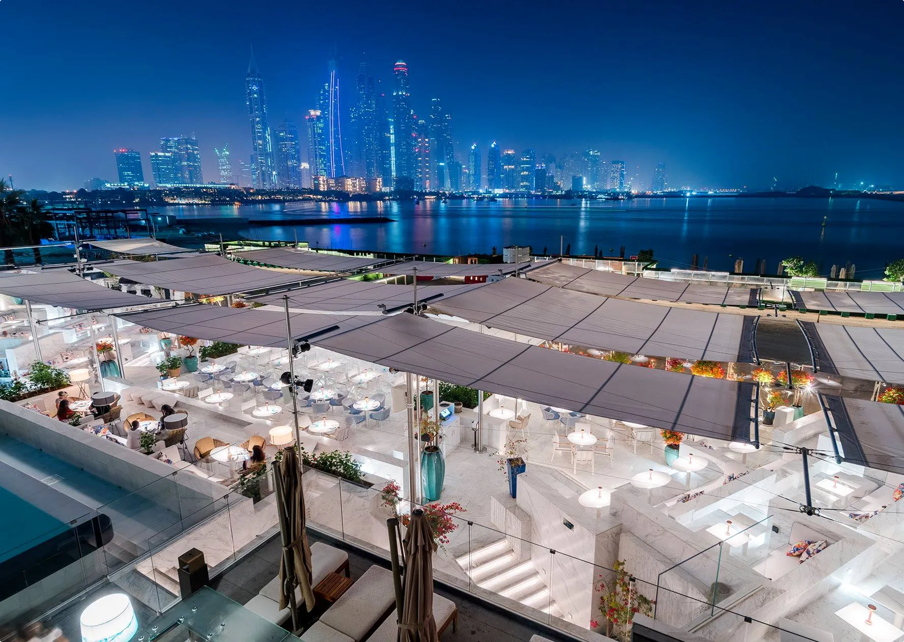 Hotel Viceroy Dubai - ein Projekt mit unzähligen SunSquare Segeln, gefergit aus Serge Ferrari Soltis 92.