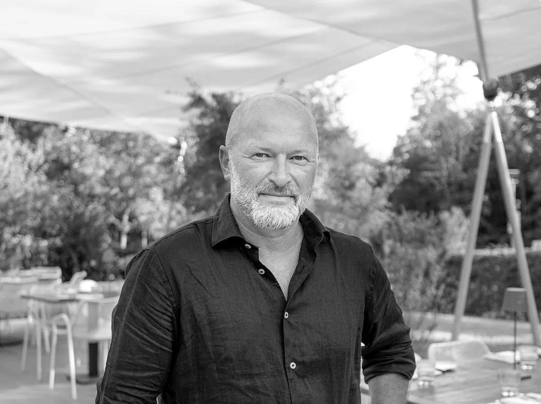 Geschäftsleitung der SunSquare Shading Solutions GmbH.
Robert Kautzky ist für die strategische Unternehmensplanung, die Organisation und die Kontrolle der beiden Betriebe, sowie die Steuerung der Produktion verantwortlich. Kaufmännische Aufgaben, das Personalwesen und die Verwaltung zählen zum erweiterten Tätigkeitsfeld.