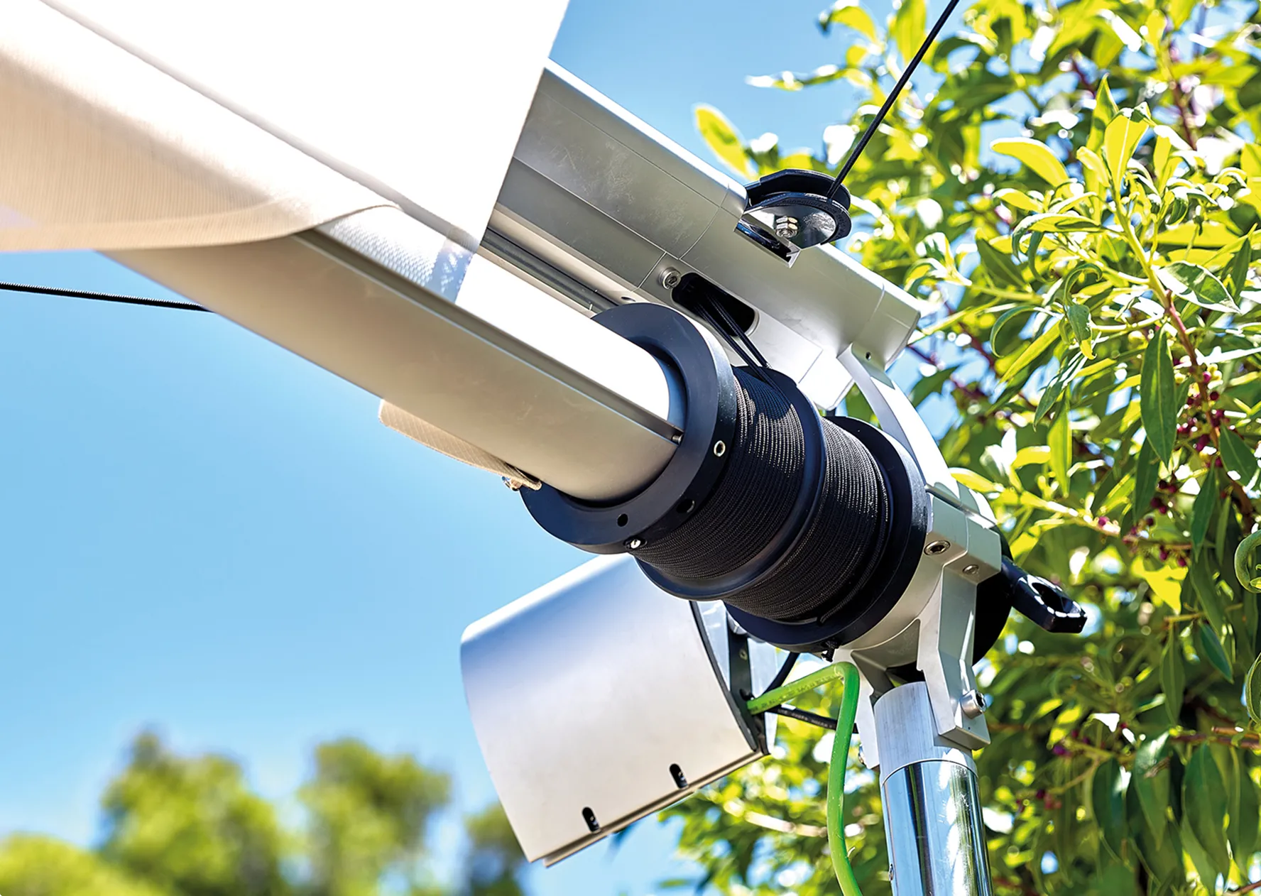 SunSquare Seiltrommel, Kompensator und Antriebseinheit mit der Steuerung im SunSquare-Tropfen verpackt. 