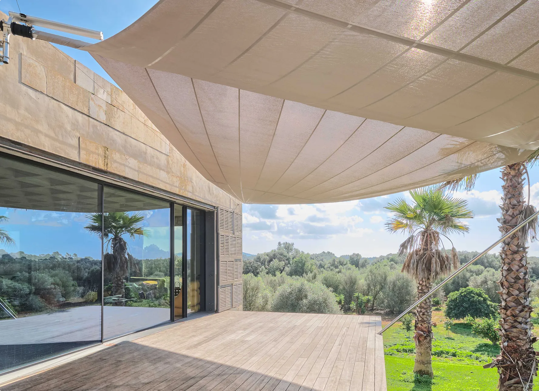 SunSquare Sonnensegel aus dem Material Serge Ferrari Soltis 92 - wunderschönes Holzdeck für einen großzügigen Bungalow in Spanien.