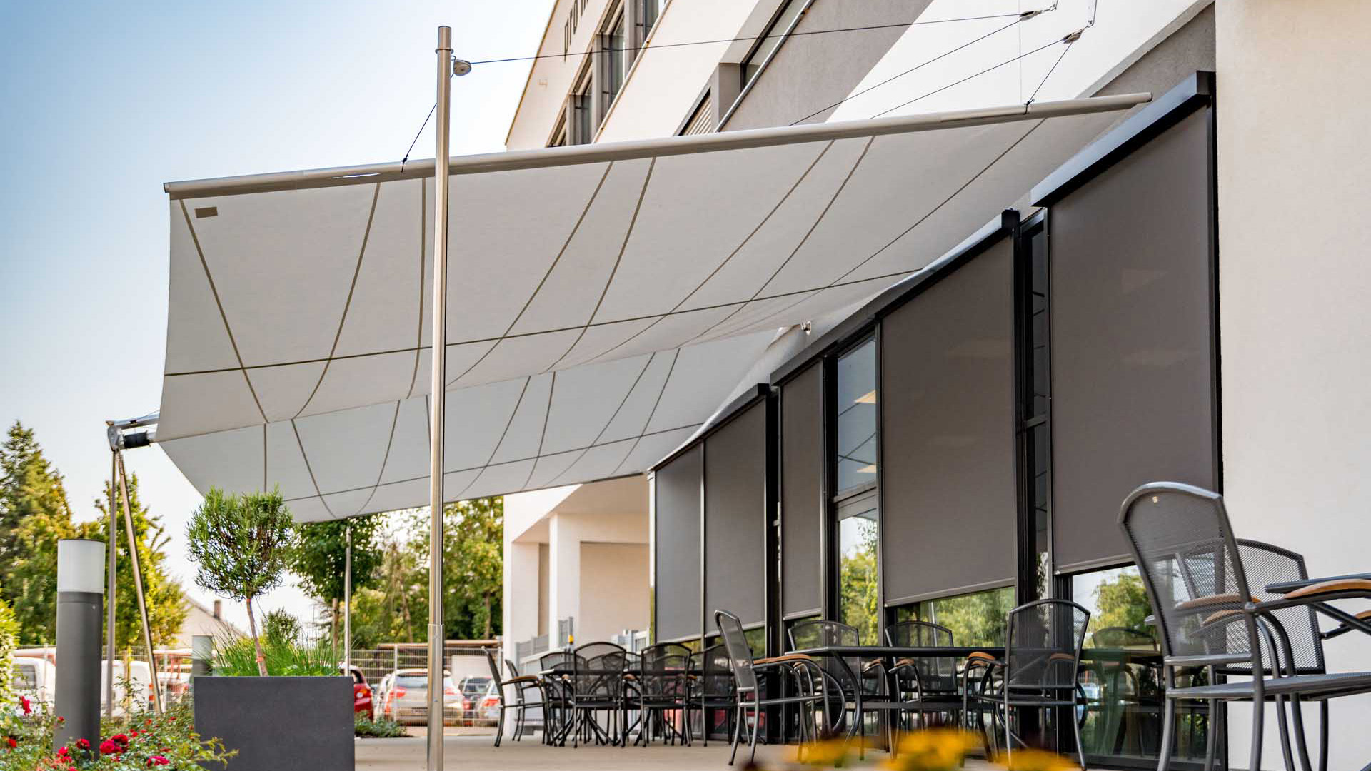 Egal ob es sich um einen ebenerdigen Außenbereich handelt oder um eine Terrasse in höheren Lagen, SunSquare Sonnensegel werden individuell an die jeweilgen Anforderungen und Bedürfnisse hin geplant.
An diesem Standort einer Sozialeinrichtung dürfen eine beidseitige Rechtecksegel-Anlage mit 69 m² und eine Dreieck-Anlage mit 76 m² Tuchfläche für Gemütlichkeit sorgen.