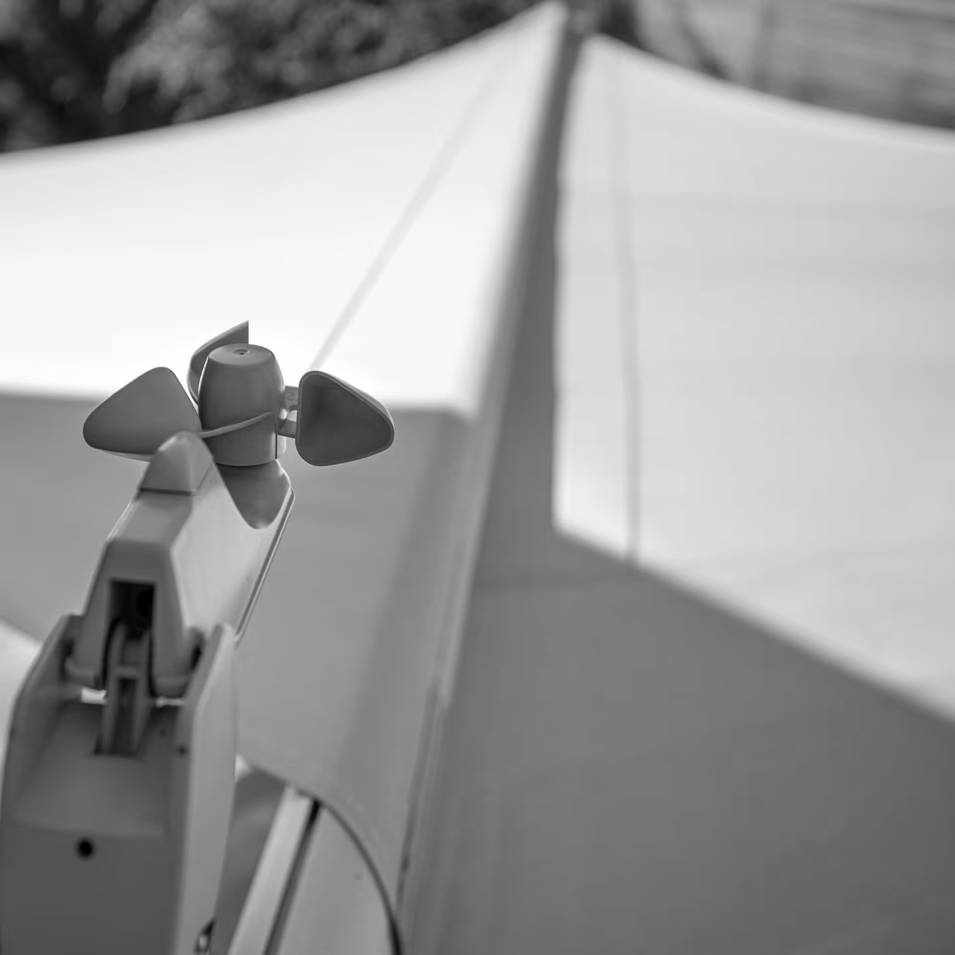 SunSquare®-Anlagen sind mit einem Windsensor ausgestattet. Dieser gibt ab 40 km/h Windgeschwindigkeit ein Signal an den Motor und veranlasst  das automatische Schließen der Anlage. Mit Sicherheit. Bei einem Stromausfall kann das Segel per Nothandkurbel eingerollt werden.