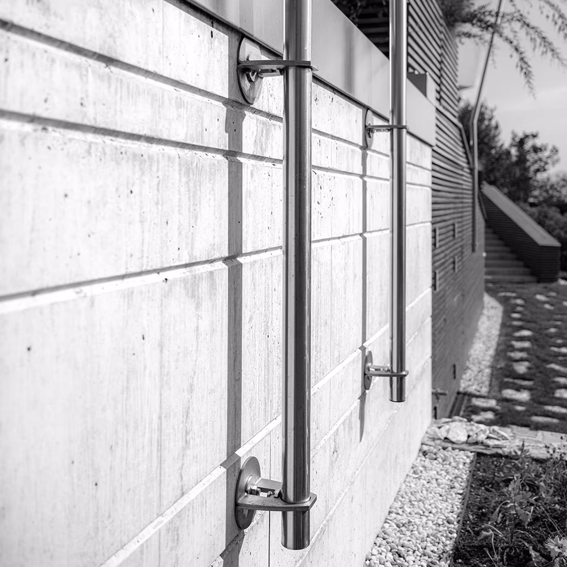 Wandbefestigungspunkte und Stützen - die verwendeten Materialien garantieren eine außergewöhnliche Lebensdauer der Anlagen und bieten damit langfristige Investitionssicherheit. SunSquare - das Segel für Generationen!