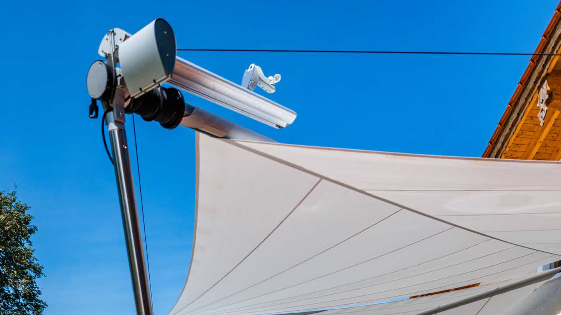 Eine SunSquare Kompensator-Anlage mit dem Tropfen, in dem die Steuerung sitzt und der Windsensor ist auch zu sehen.