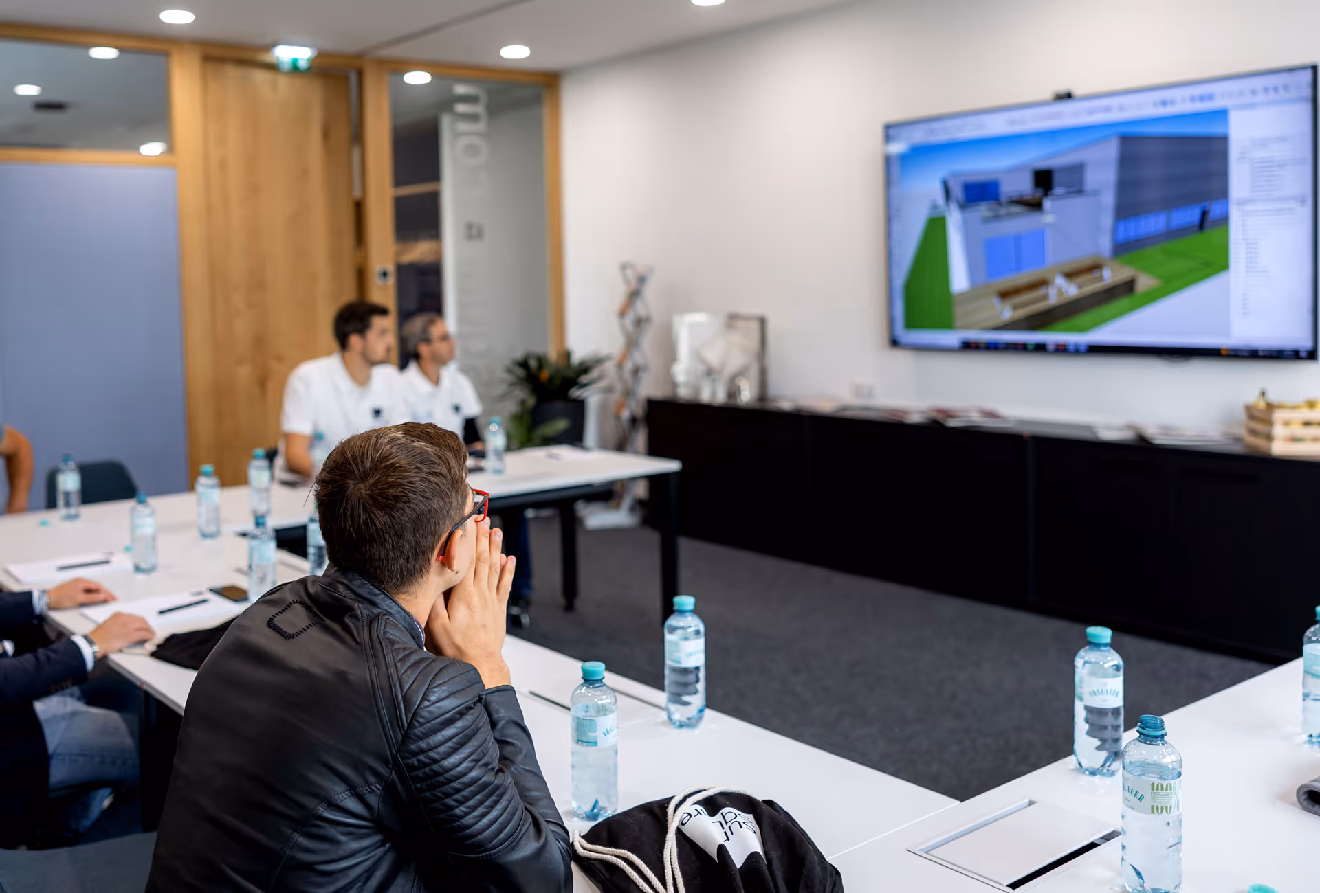 Man sieht den Schulungsraum des SunSquare Headquarters in Tulln, in dem gerade eine Partner-Schulung abgehalten wird.