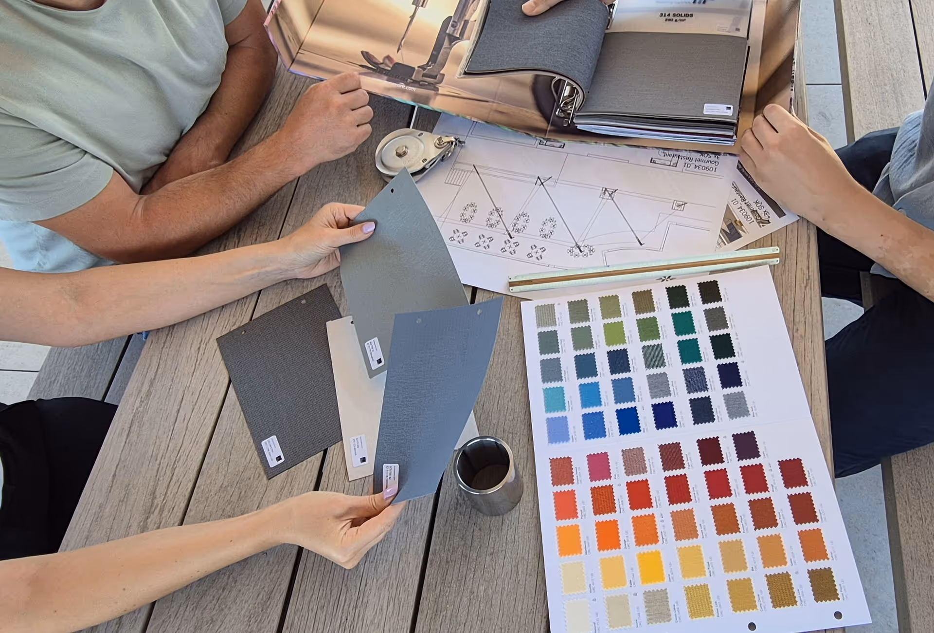 Eine gute Beratung ist bei SunSquare sehr wichtig. In einer Beratungssituation wird über die Wahl des Segelmaterials gesprochen.