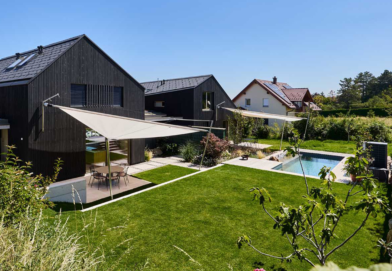 Zwei SunSquare Anlagen in einem Gemeinschaftsgarten eines Generationen-Wohnen Projekts.