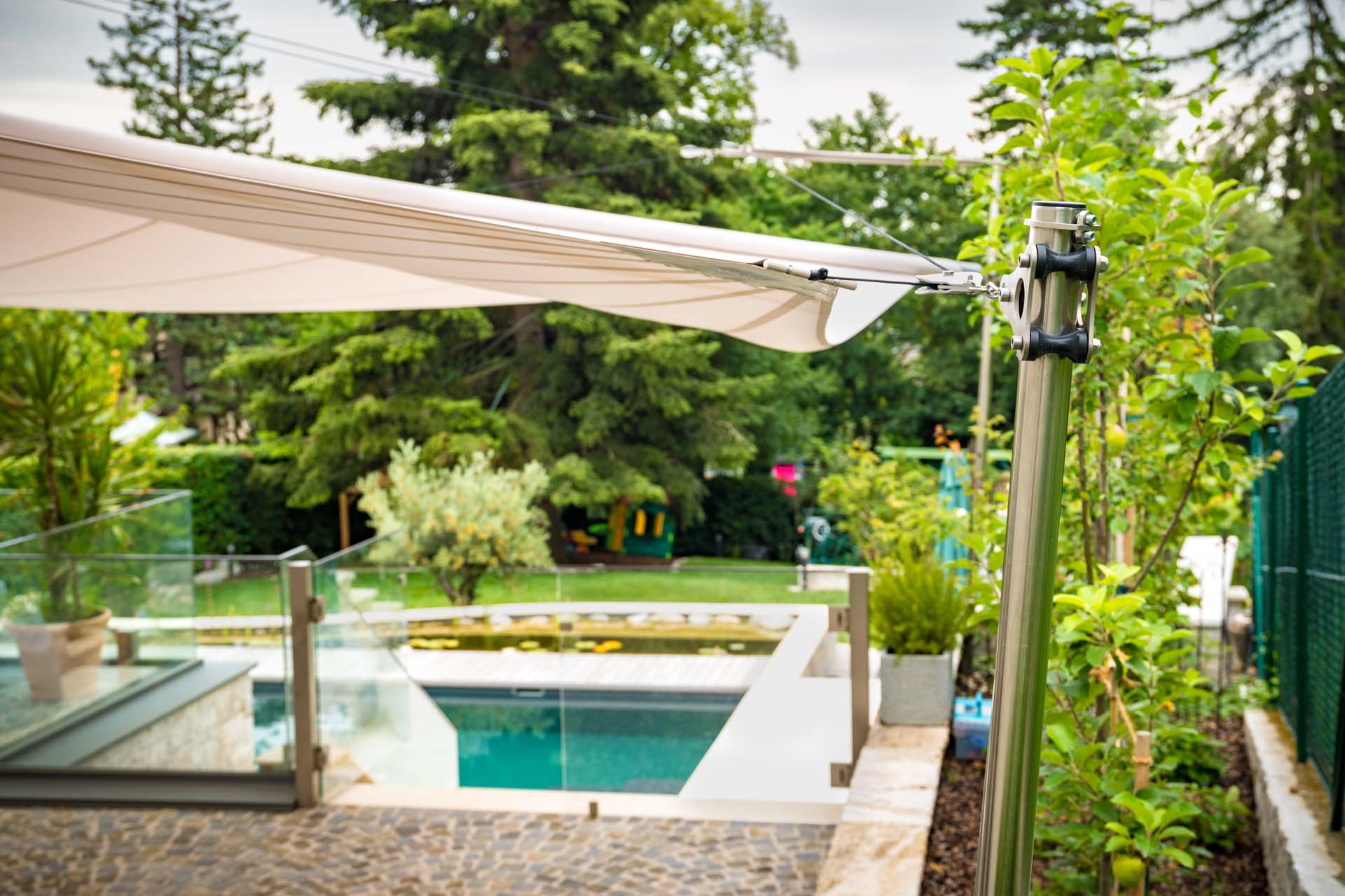 Ein SunSquare Sonnensegel mit einem manuellen Höhenversteller am Segelende - für Schatten am Nachmittag.