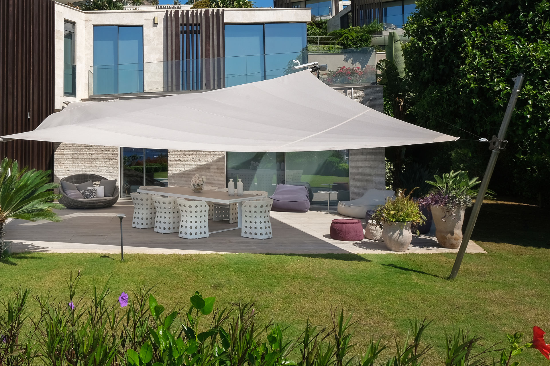 Hier ist eine elektrische Höhenverstellung an einem Segelende zu sehen. Ein Projekt von Güzen Mimlarik in der Türkei.