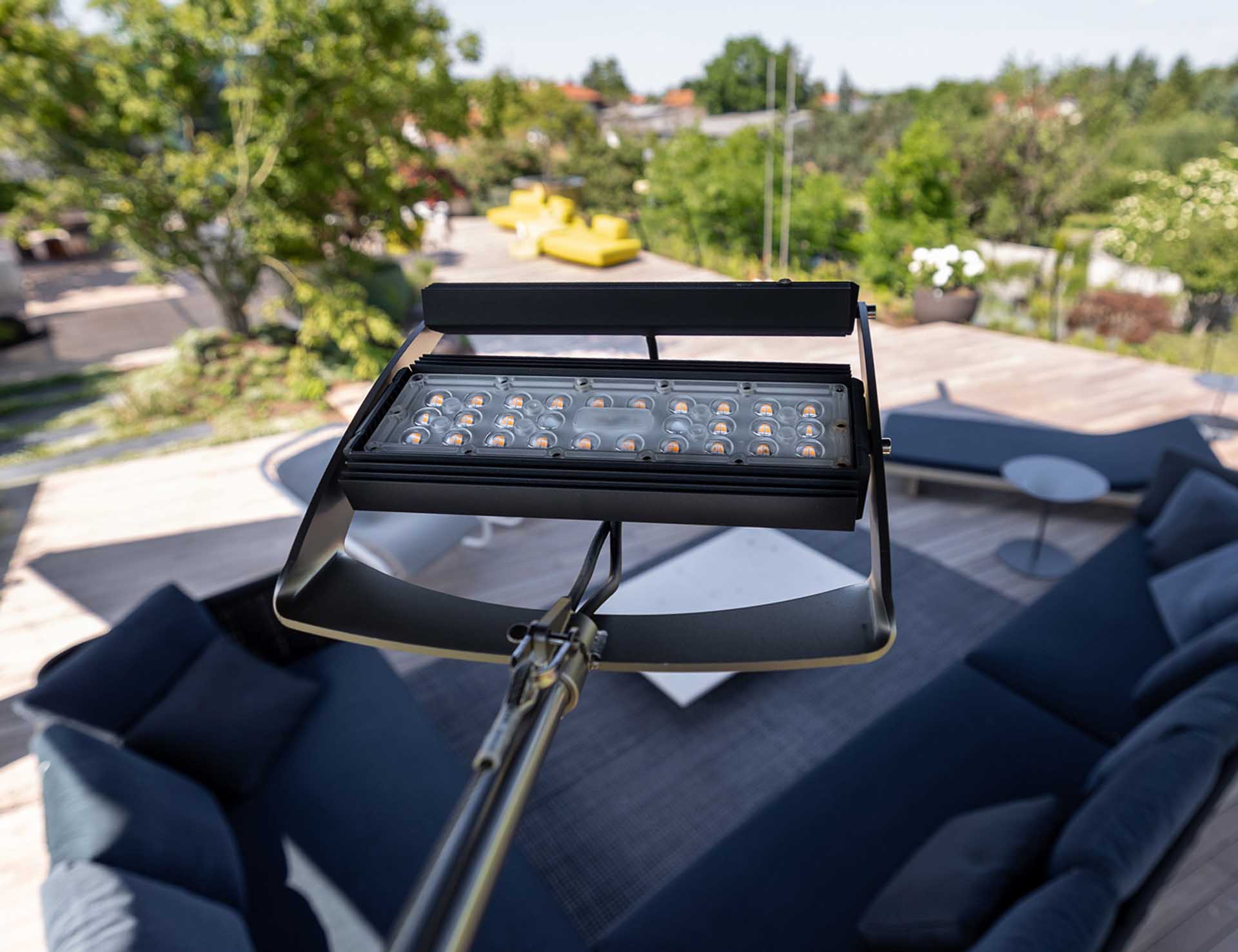 SunSquare LED-Leuchte mit 150 Watt - zwei schwenkbare Leuchtkörper können nach Belieben eingestellt werden. Angenehme indirekte Beleuchtung in den Abendstunden.