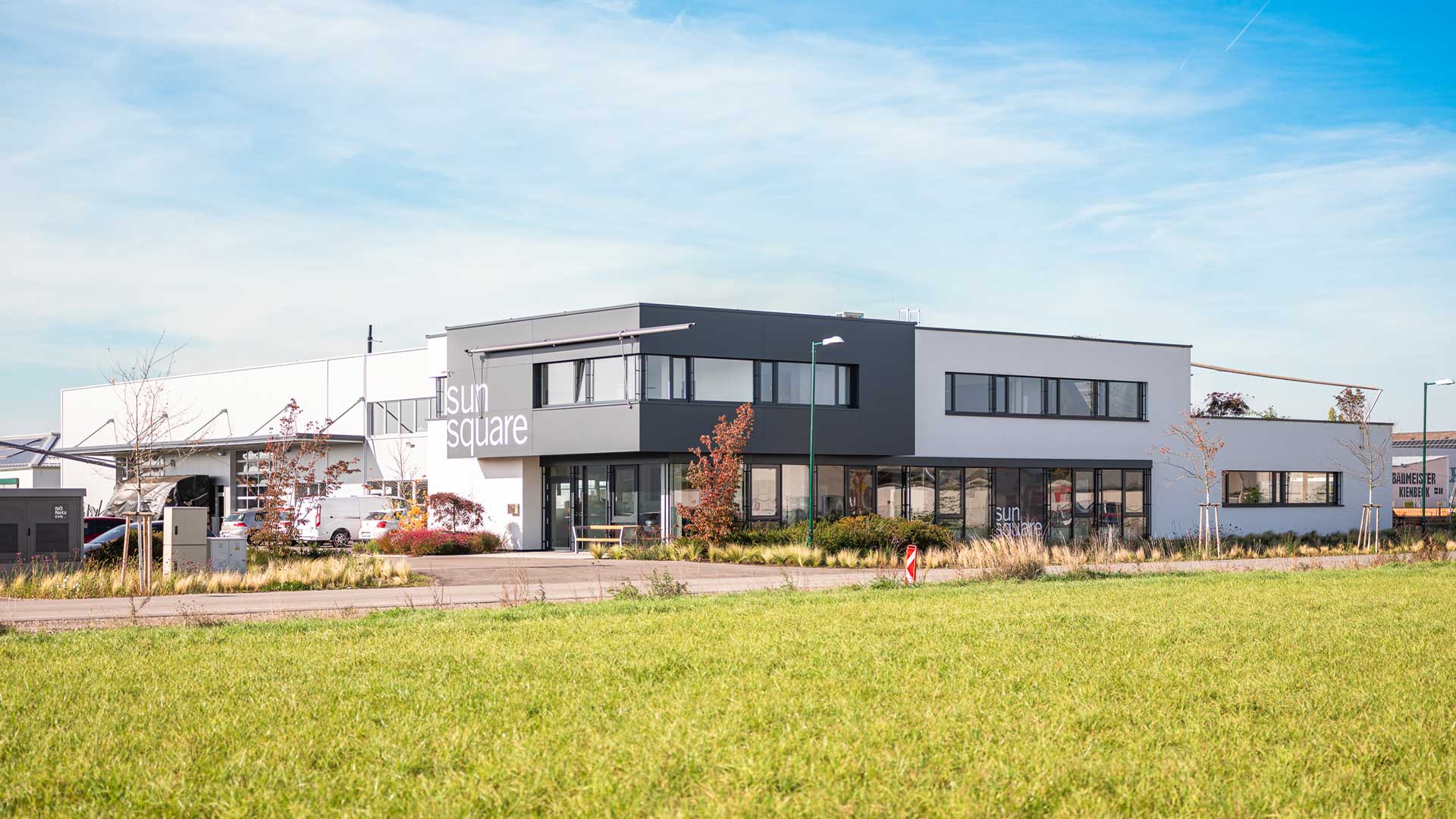 SunSquare Headquarter - Vertrieb und Produktion unter einem Dach. ©Simon Klein