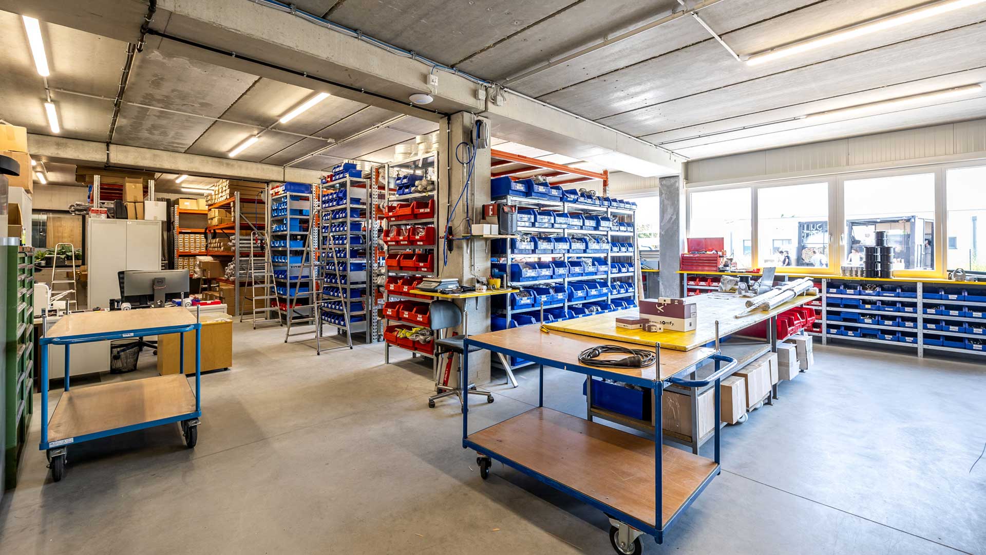 In diesem Lager werden alle kleinen Einzelteile, die für eine SunSquare Anlage benötigt werden gelagter und kommissioniert. 