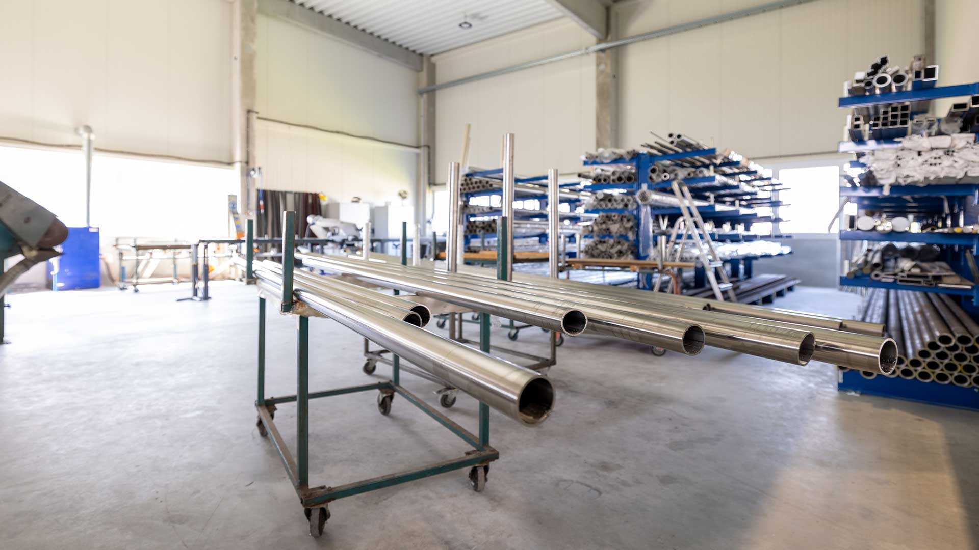 In der Sägerei werden die SunSquare Stützen auf die benötigte Länge zugeschnitten und das Material gelagert.