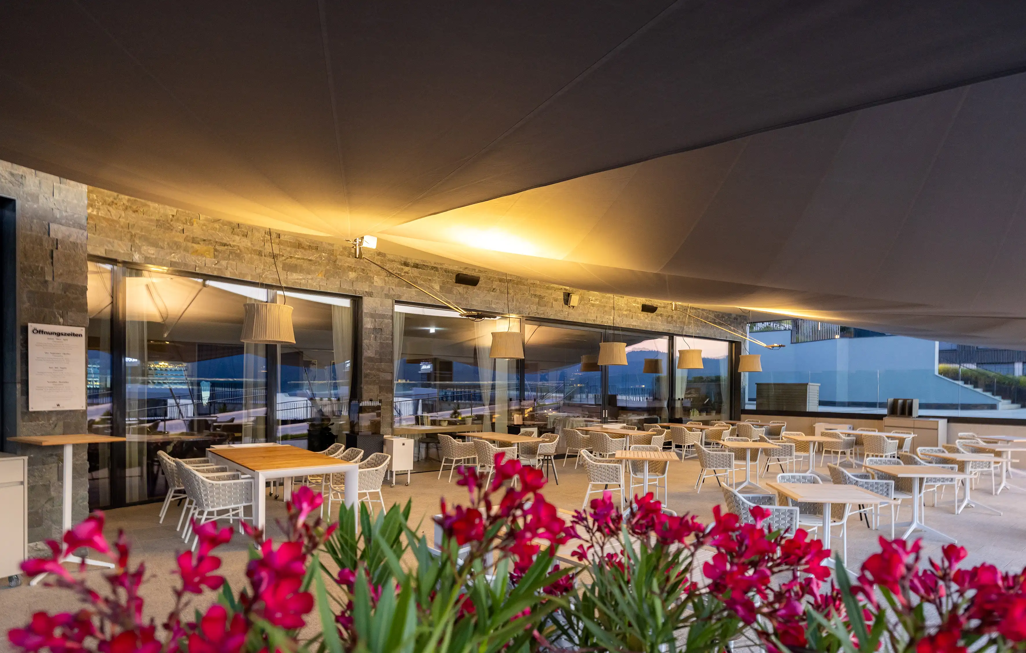 SunSquare LED-Leichten für das Gourmet Restaurant Wallner am schönen Wörthersee. Die Segel sorgen in den Abendstunden für eine angenehme indirekte Beleuchtung.