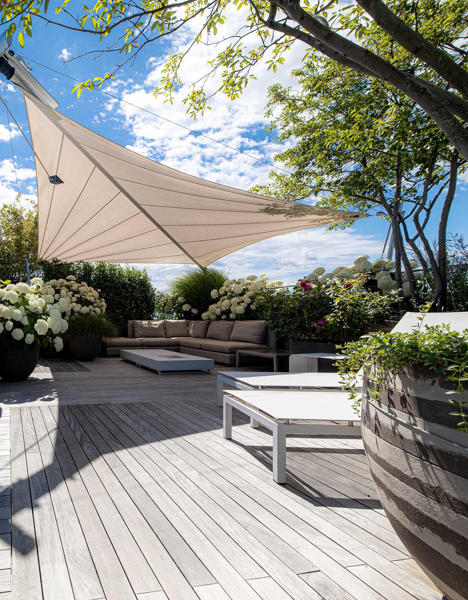 Terrazza sul tetto con vela ombreggiante SunSquare