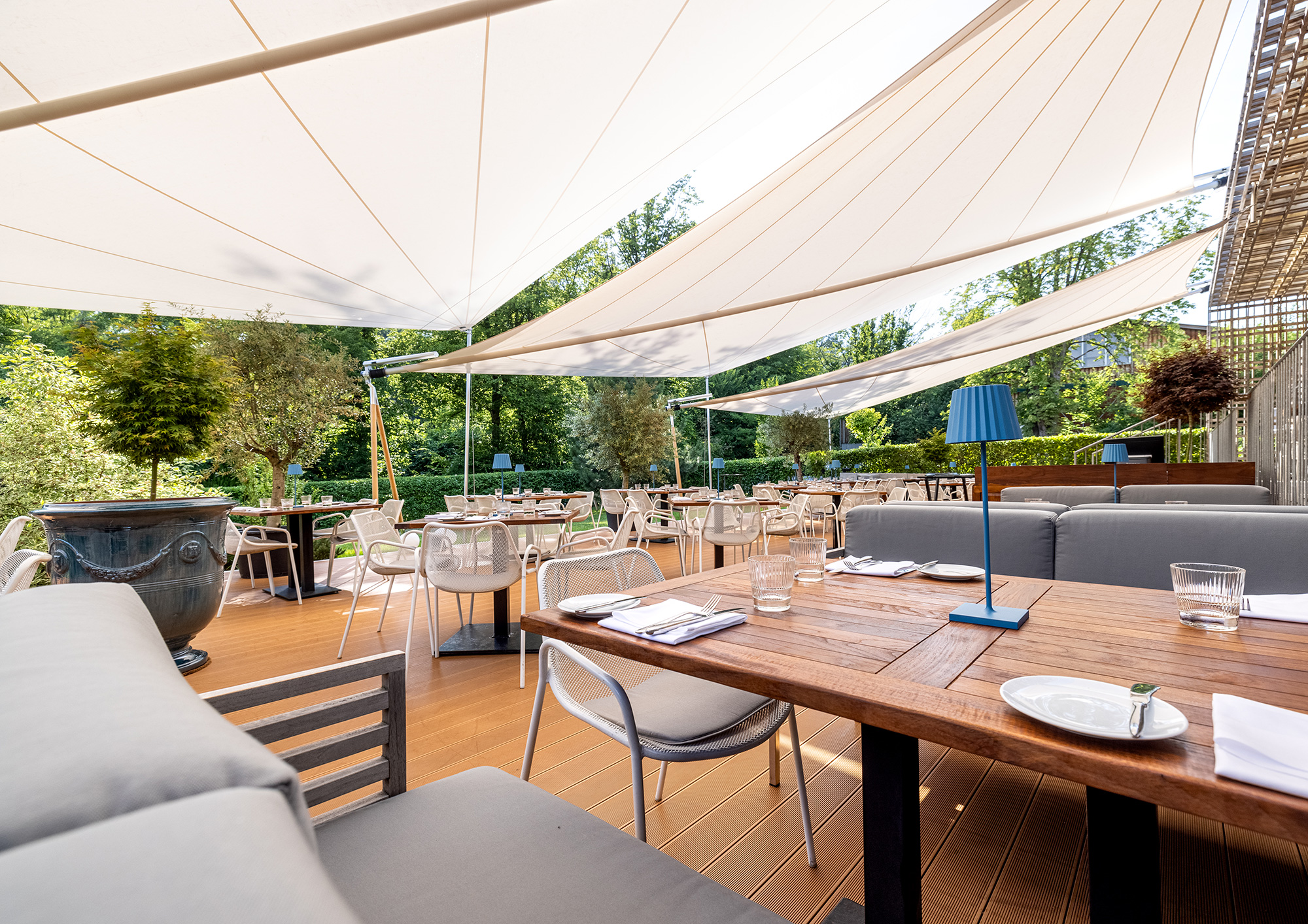 Terrazza di un ristorante con più vele ombreggianti SunSquare