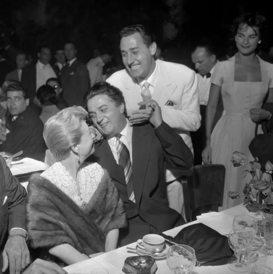 Pas une trattoria, pas une brasserie : un repaire. Pour ceux qui parlent avec les mains, qui rient trop fort et trinquent sans raison.C’est là, au 25 rue de Buci, que l’âme d’un vieux film italien rencontre l’insolence parisienne. Boiseries laquées, banquettes olive, lustres vénitiens, moquette façon faïence — chaque détail a du caractère, du panache, une histoire.Imaginé par Thierry Costes et Hugo Cassaro, le lieu réinvente les années 50 avec un aplomb très contemporain. L’Italie, oui, mais twistée à la parisienne. Et ça, c’est unique. restaurant Saint-Germain restaurant Saint-Germain-des-Prés nouveau restaurant Paris 75006 restaurant Paris 6e italien