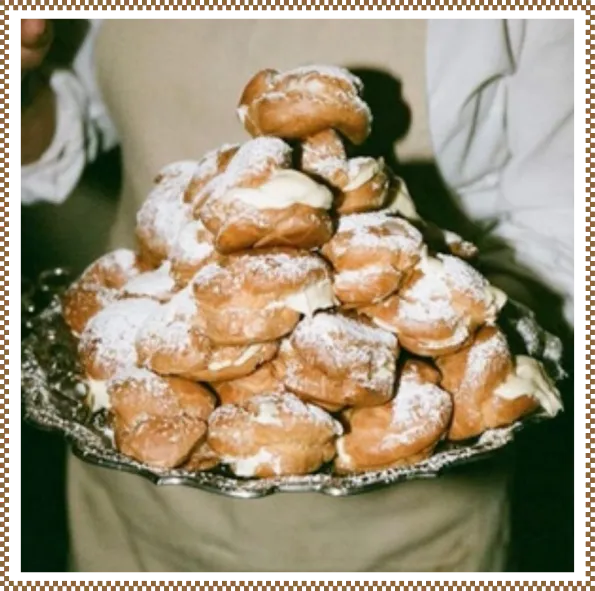 plat servi au restaurant la maison du caviar à Paris : chips de riz souflées accompagnées de caviar