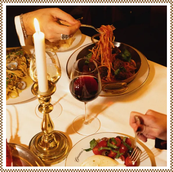 plat servi au restaurant la maison du caviar à Paris : chips de riz souflées accompagnées de caviar