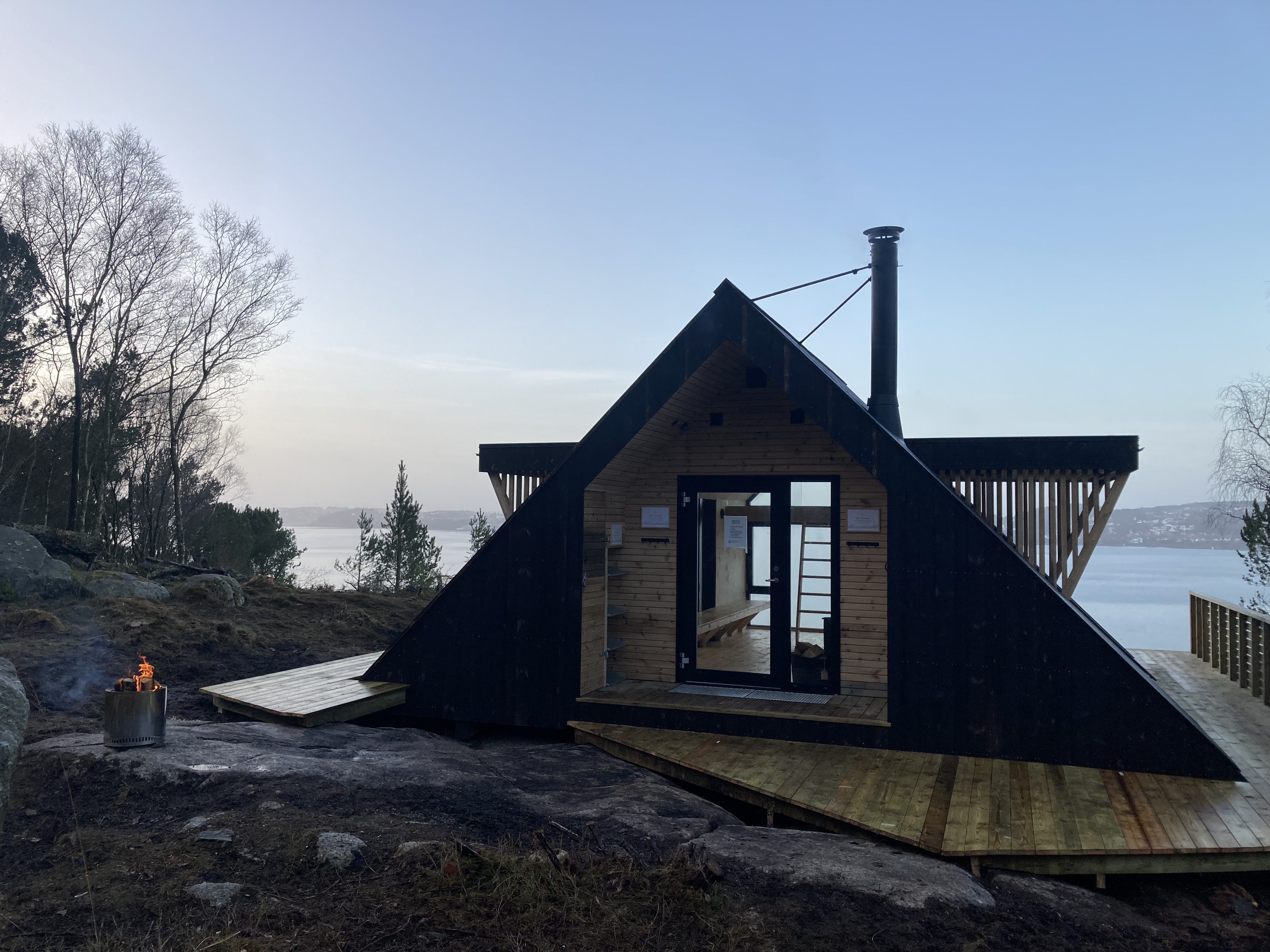 Nydelig utsikt fra hemsen! Husk ved, så kan dere fyre i ovnen