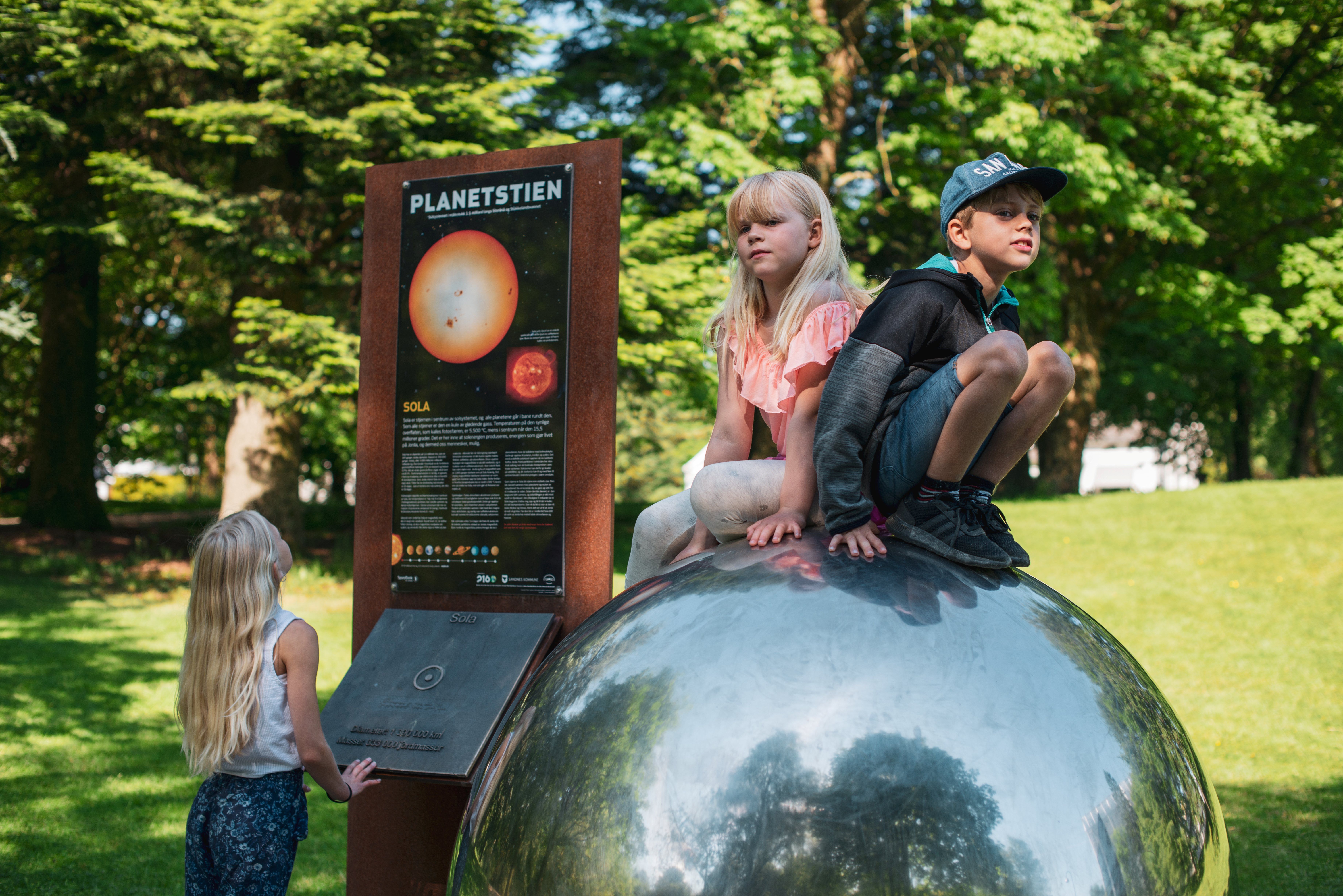 Hvor langt er det fra Pluto til Jorda? Gå tur gjennom solsystemet