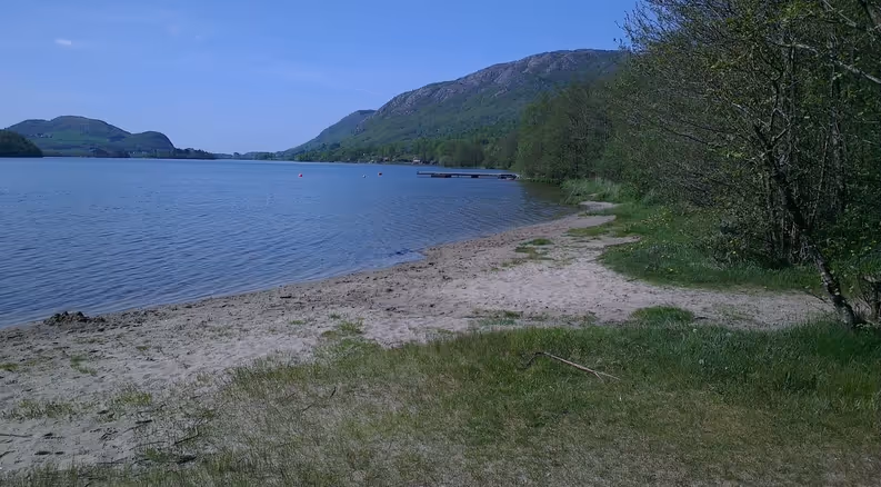 Sandstrand, ferskvann og rullestolrampe – kos deg!