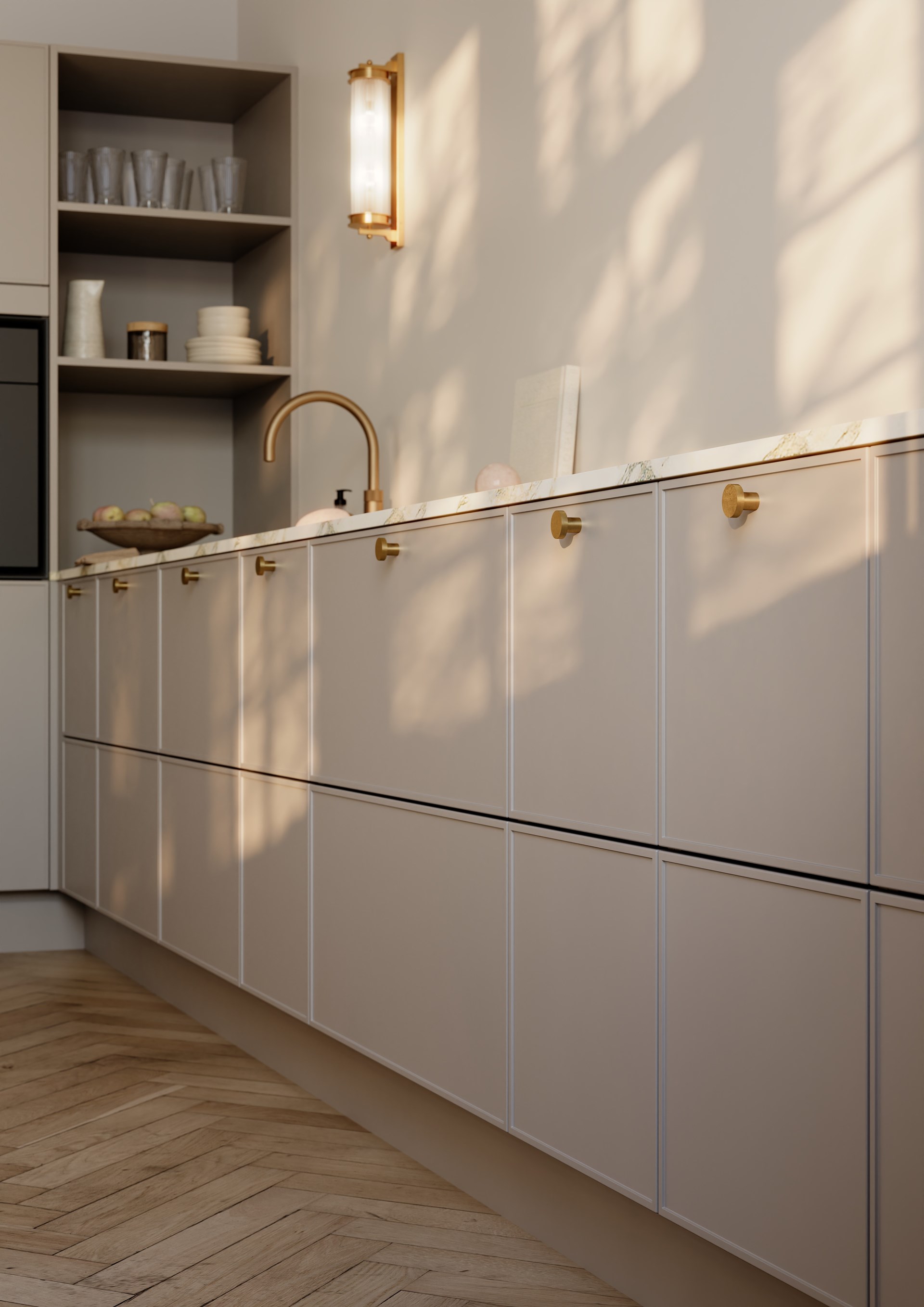 Moderne kjøkken med beige skuffronter, messinghåndtak, marmorbenkeplater og parkettgulv i fiskebeinsmønster.
