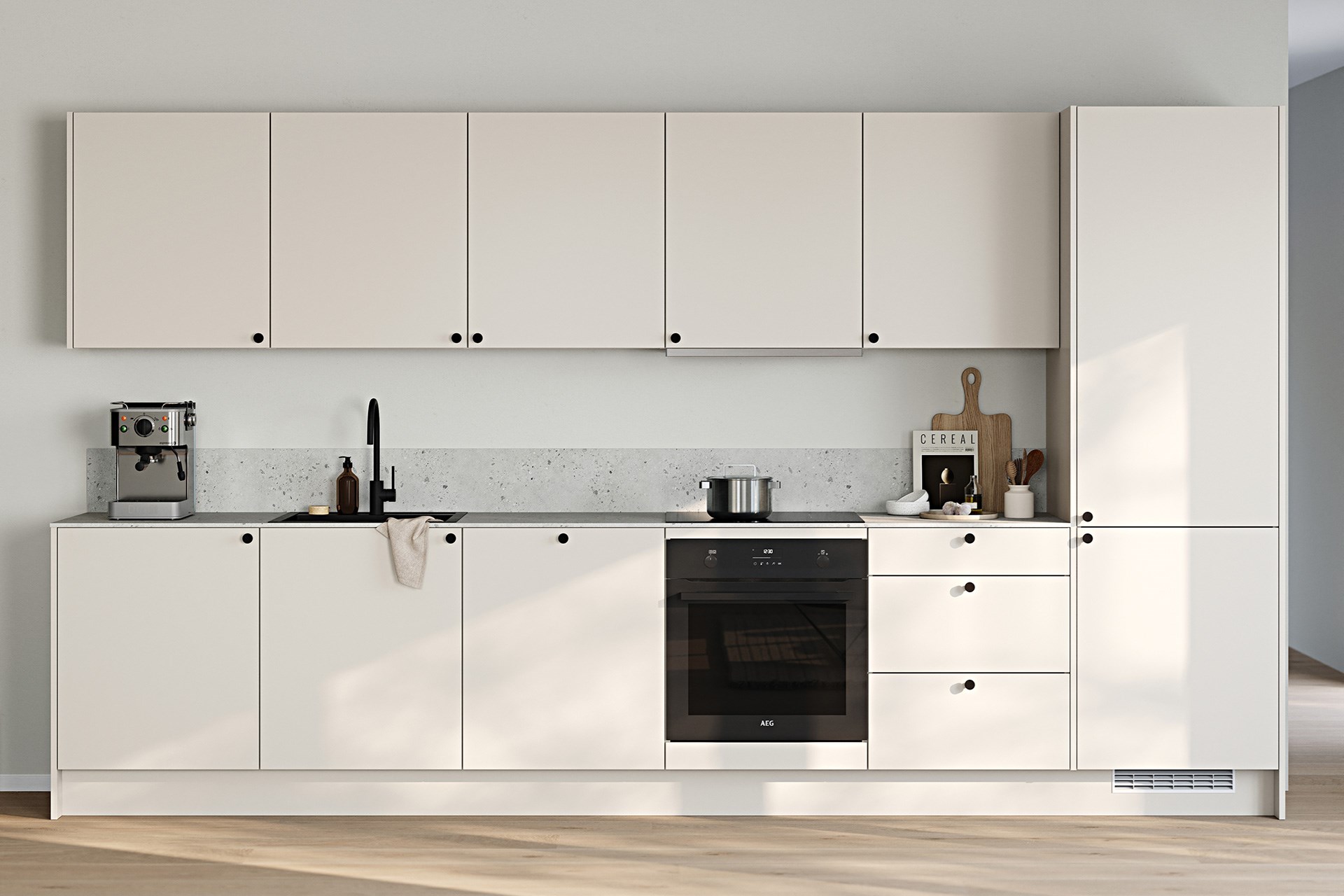 Moderne kjøkken med cremehvite fronter, sort AEG-ovn, kaffemaskin og terrazzo-benkeplate.