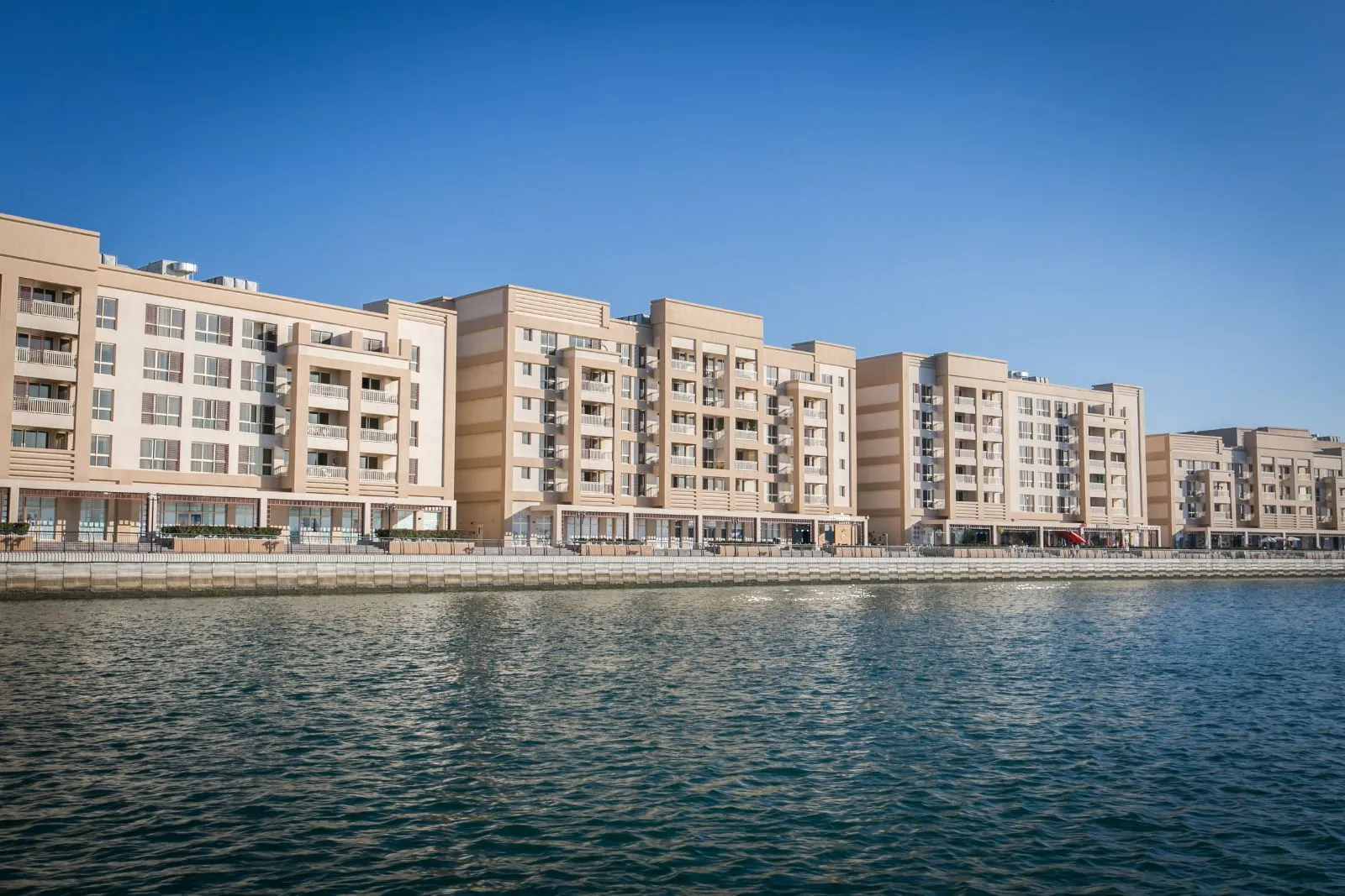 https://cdn.prod.website-files.com/684be37d9a9080d8dcc0e622/687f6dd2a99ac54118d79b41_6629f79d6372940c6e8a412c_rak_properties_lagoon_views_mina_al_arab.webp