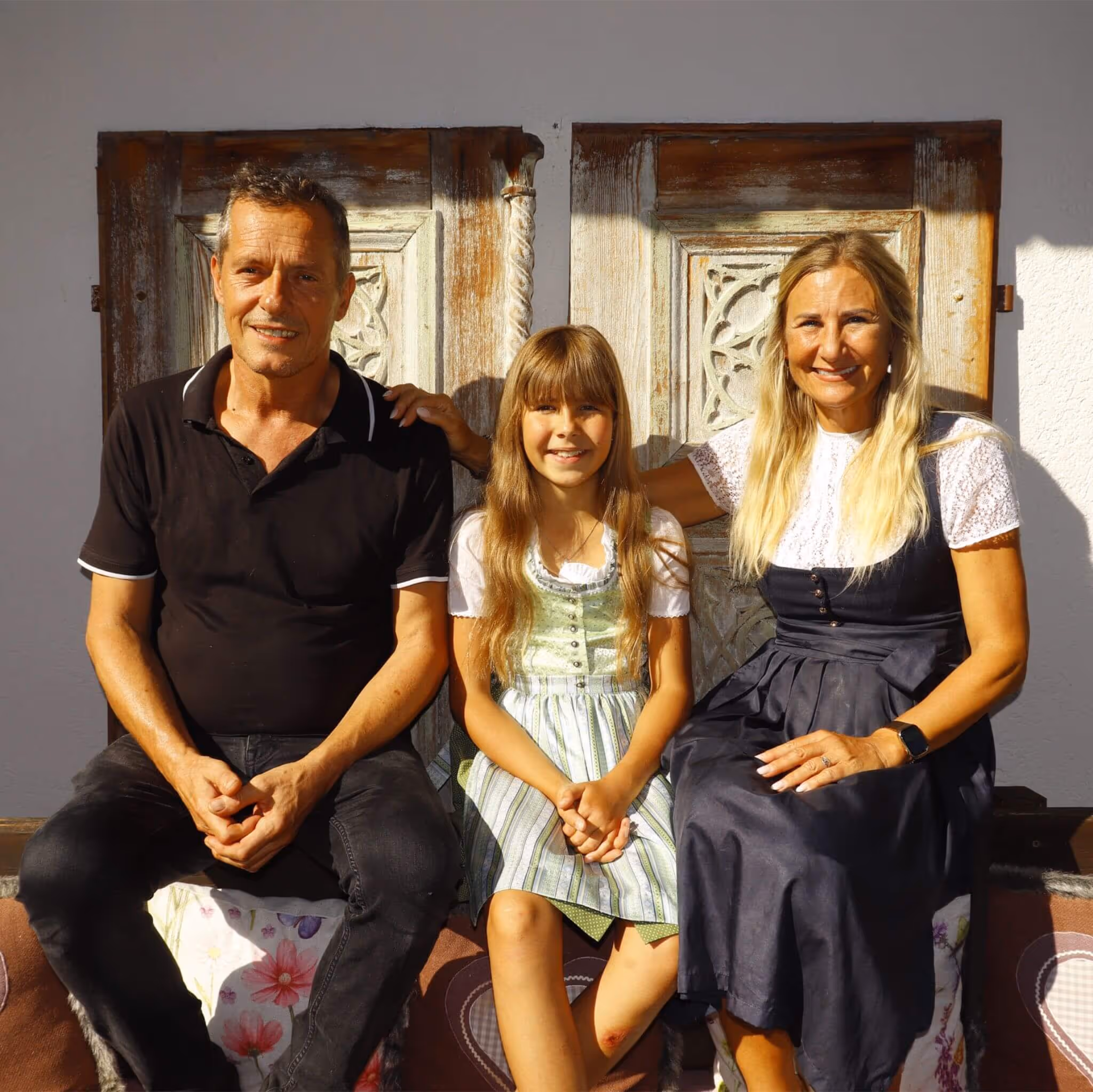 Familienfoto von den Besitzern des Gasthof Enzian, Melanie und Theo mit Tochter Letizia