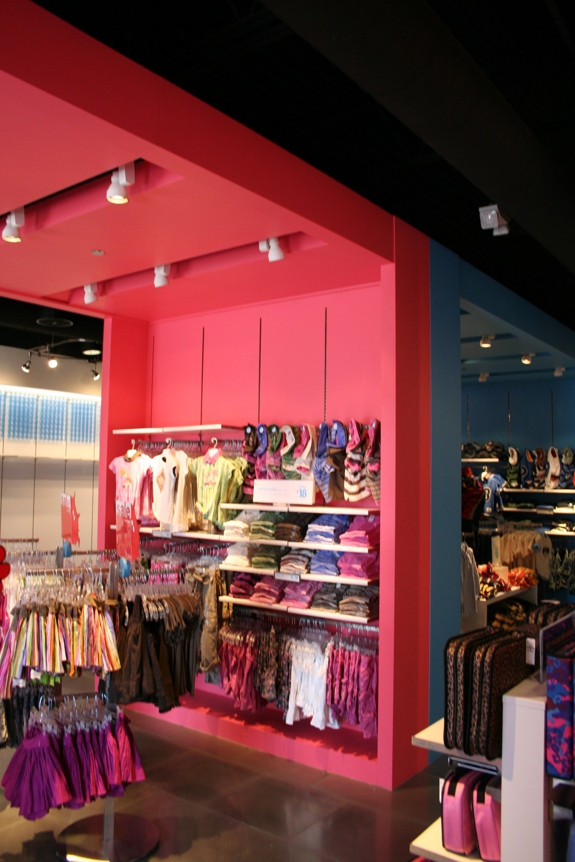 Kydex - Rótulos/Señalética - Retail Fixtures 